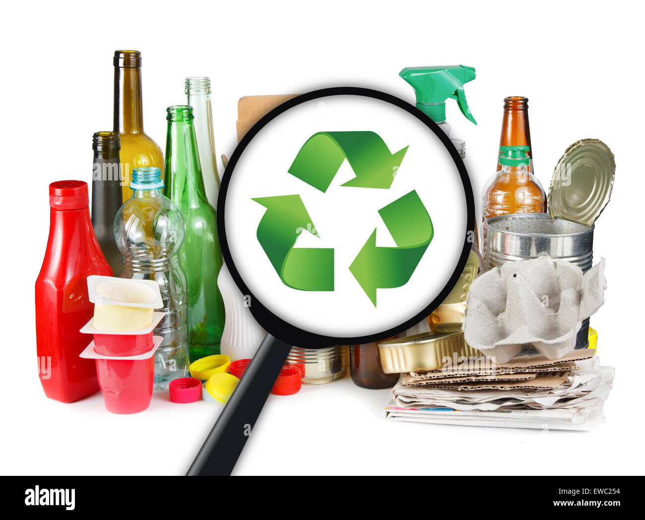 Hombres buscando un símbolo de reciclaje de basura plástica Foto de stock