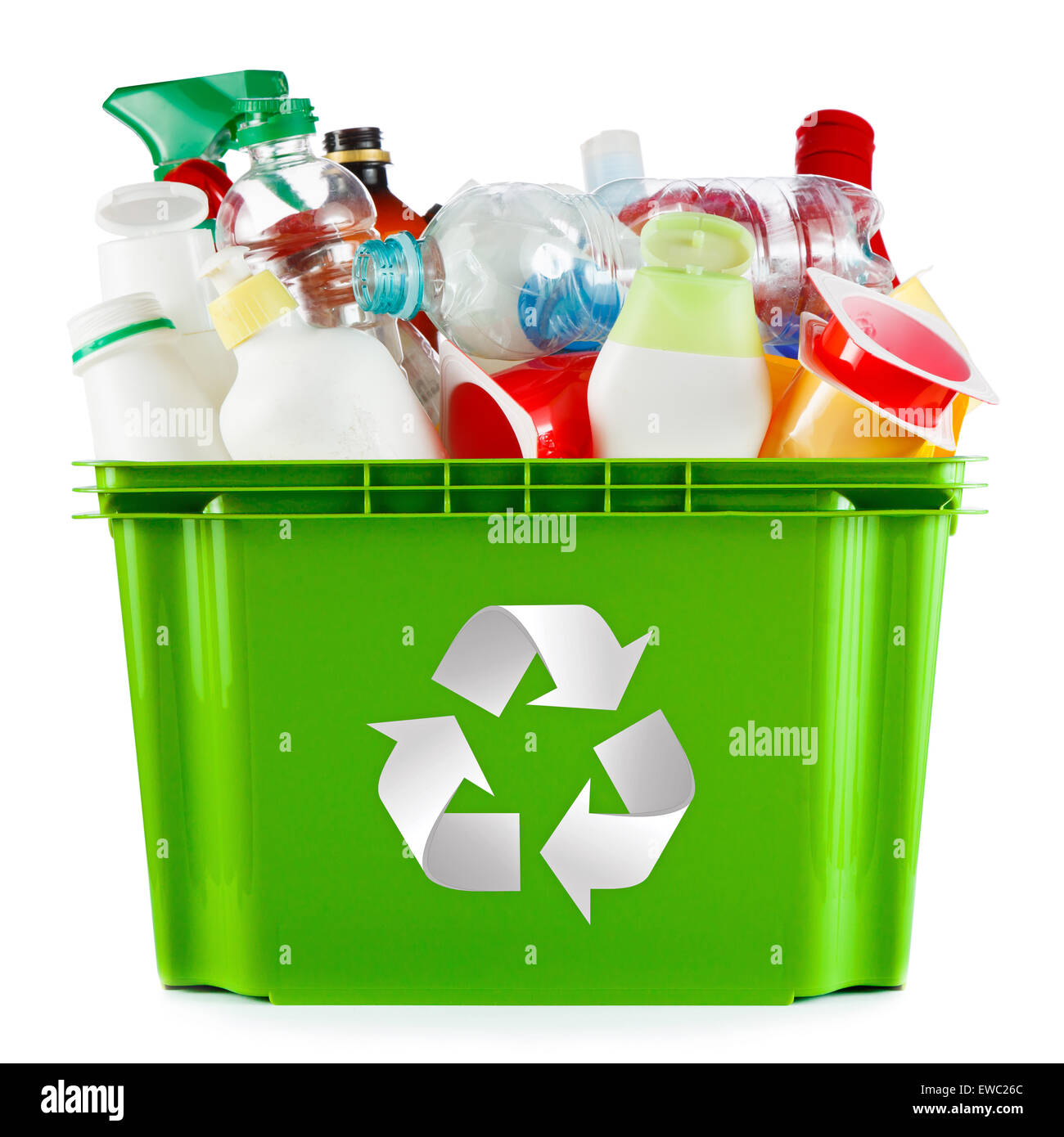 Concepto de reciclaje - tolva llena de recipientes y botellas vacías de plástico Foto de stock