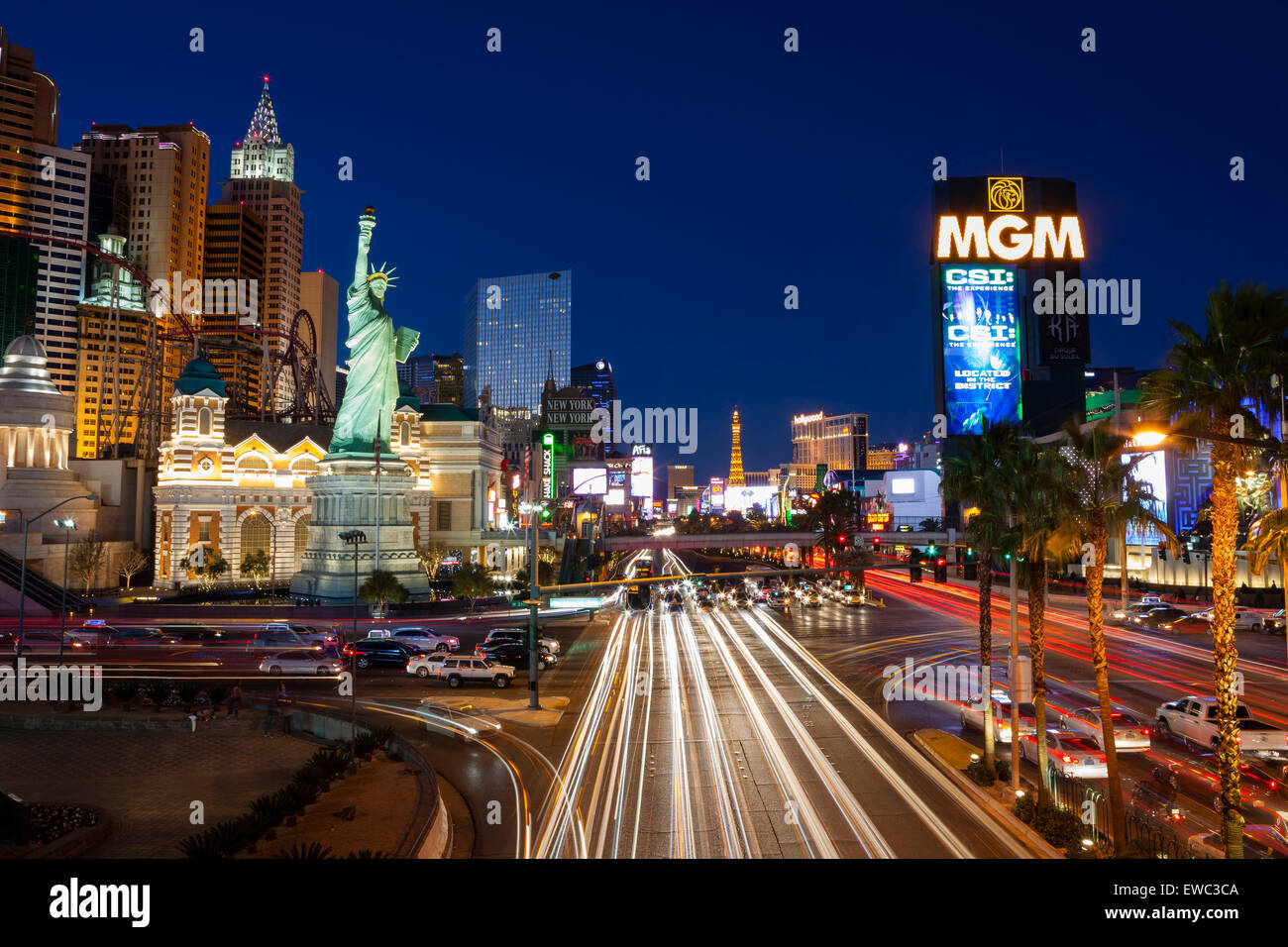 Las Vegas Boulevard "La Franja" larga exposición Night Shot. Vista del MGM Grand Hotel y Hotel New York New York Foto de stock