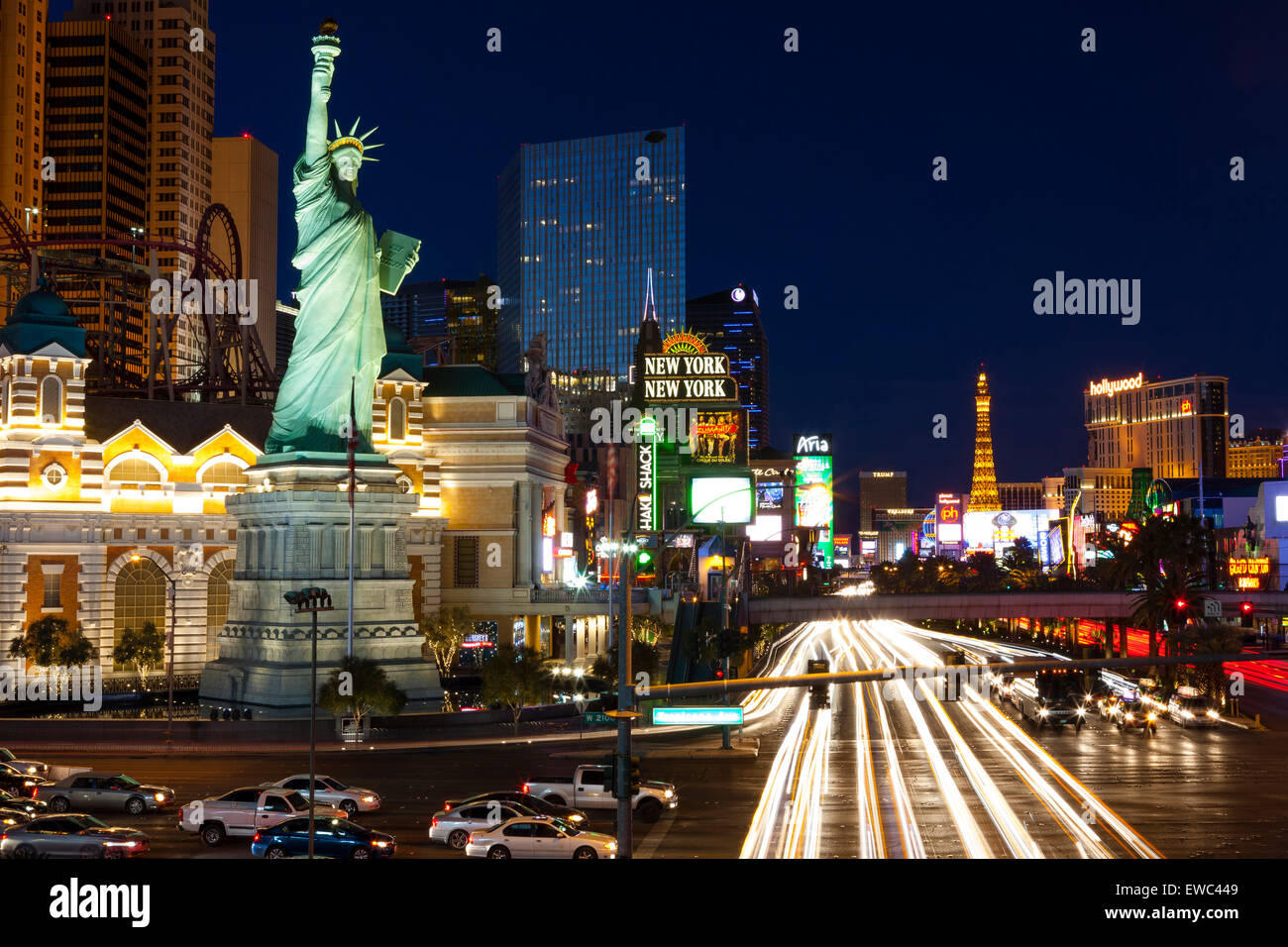 Las Vegas Boulevard "La Franja" larga exposición Night Shot. Vista del Hotel de París y New York New York Hotel Foto de stock