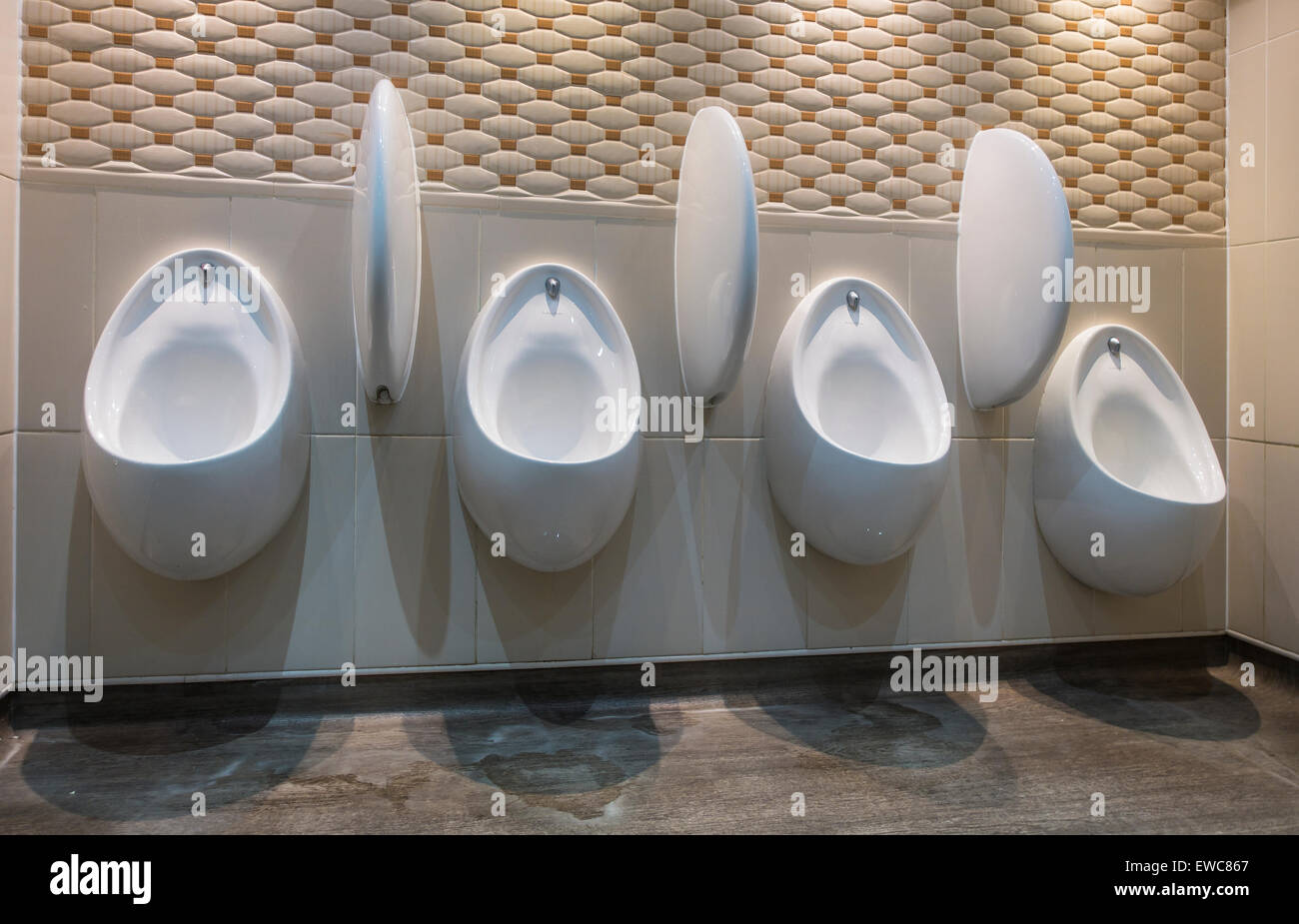 Mens moderno orinal urinarios Foto de stock