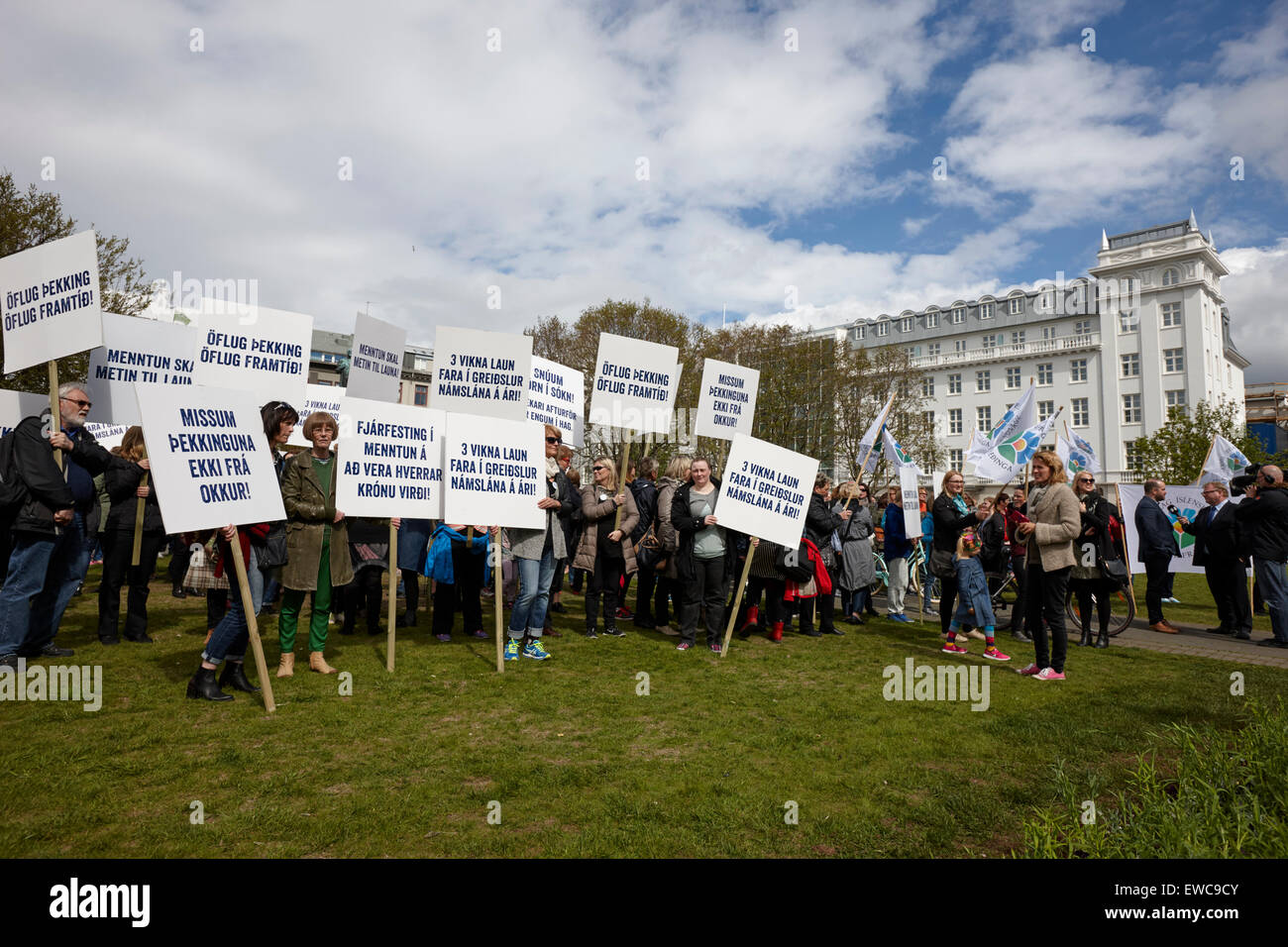 Las protestas por los recortes en educación de tercer nivel en plaza pública austurvollur Reykjavik Islandia Foto de stock