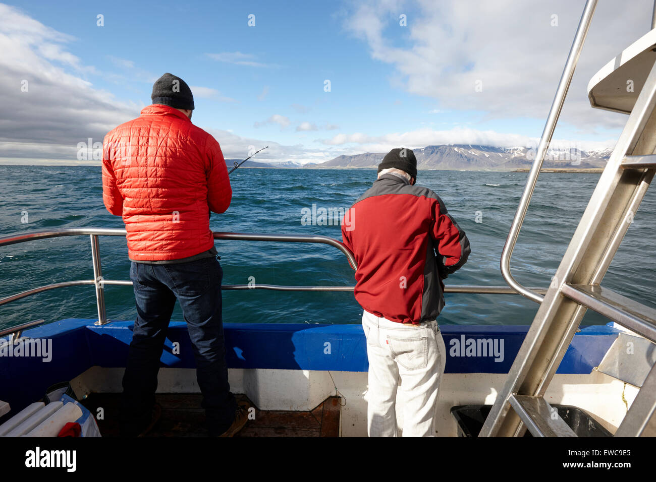 Los hombres seafishing en un barco charter Reykjavik Islandia Foto de stock