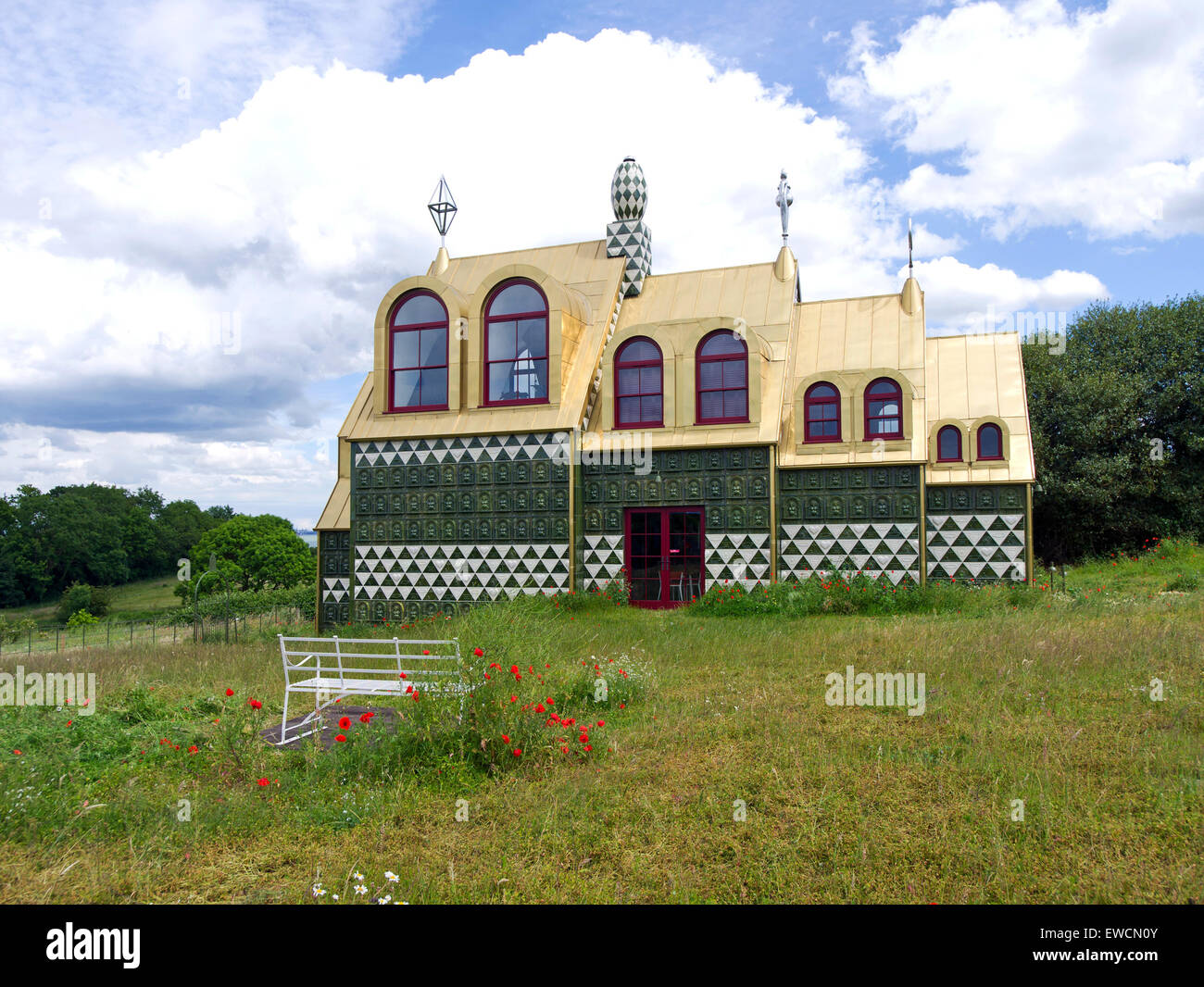 Casa de vacaciones en Wrabness fantasía con vistas al río Stour diseñado por Grayson Perry y arquitectura de grasa. Essex Foto de stock