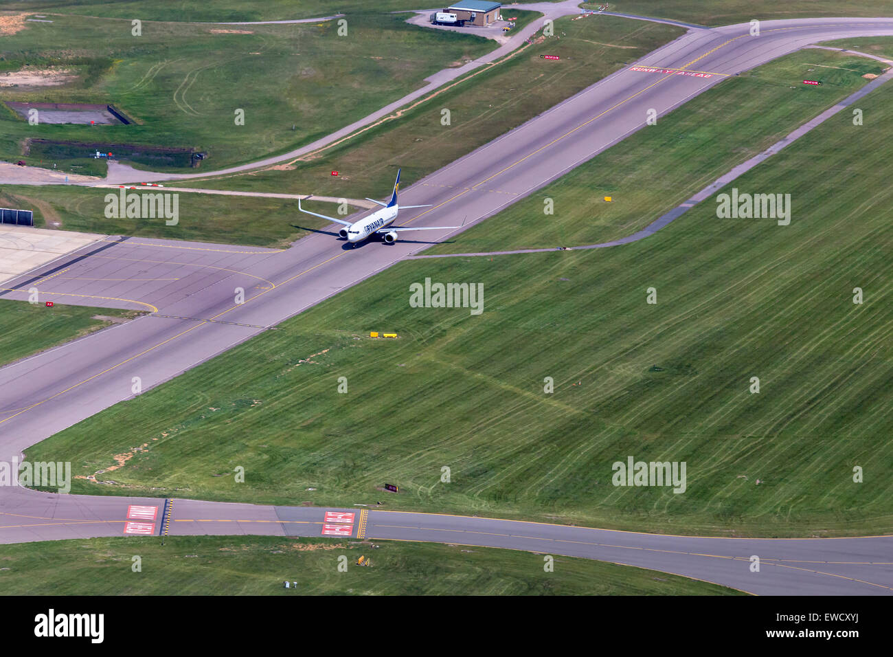 Aeropuerto de Luton Aeropuerto, Vista aérea sobrecarga. Una rodadura JET RYANAIR después de aterrizar en el aeropuerto de Luton Foto de stock