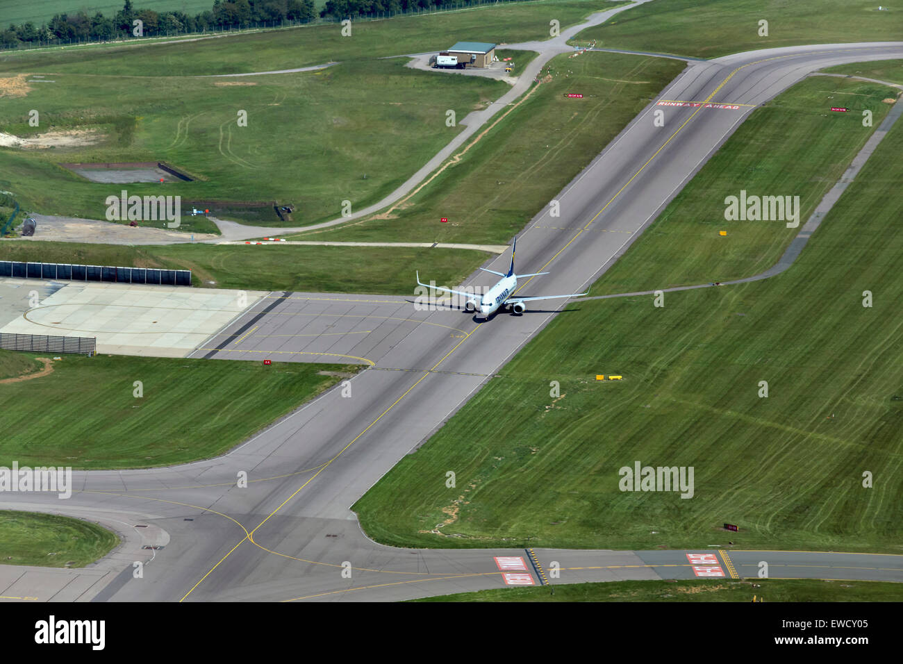 Aeropuerto de Luton Aeropuerto, Vista aérea sobrecarga. Una rodadura JET RYANAIR después de aterrizar en el aeropuerto de Luton Foto de stock