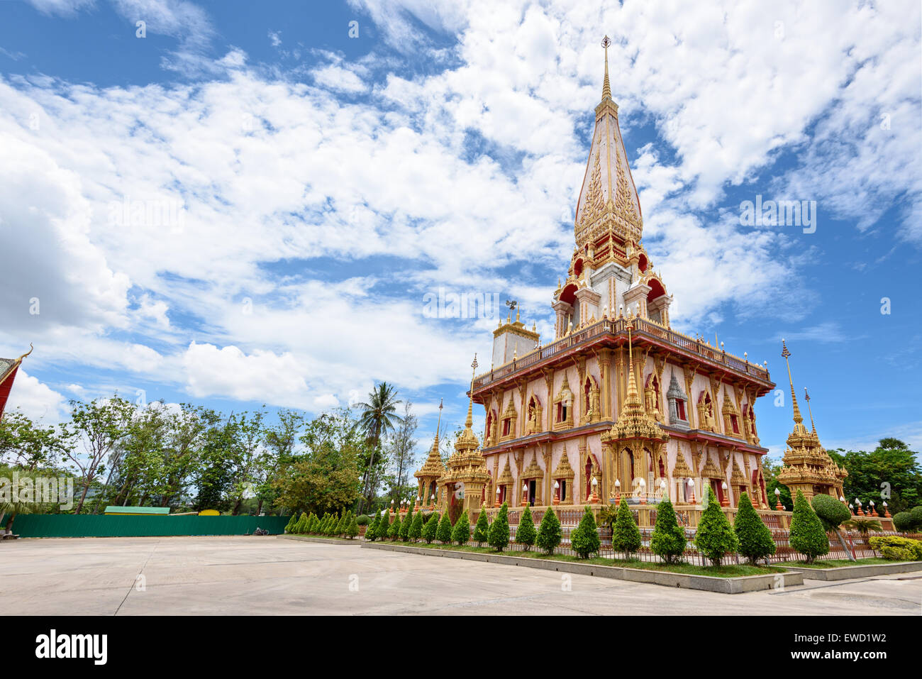 Bella Pagoda de Wat Chalong o Wat Templo Chaitararam famosas atracciones y lugar de culto en la provincia de Phuket, Tailandia Foto de stock
