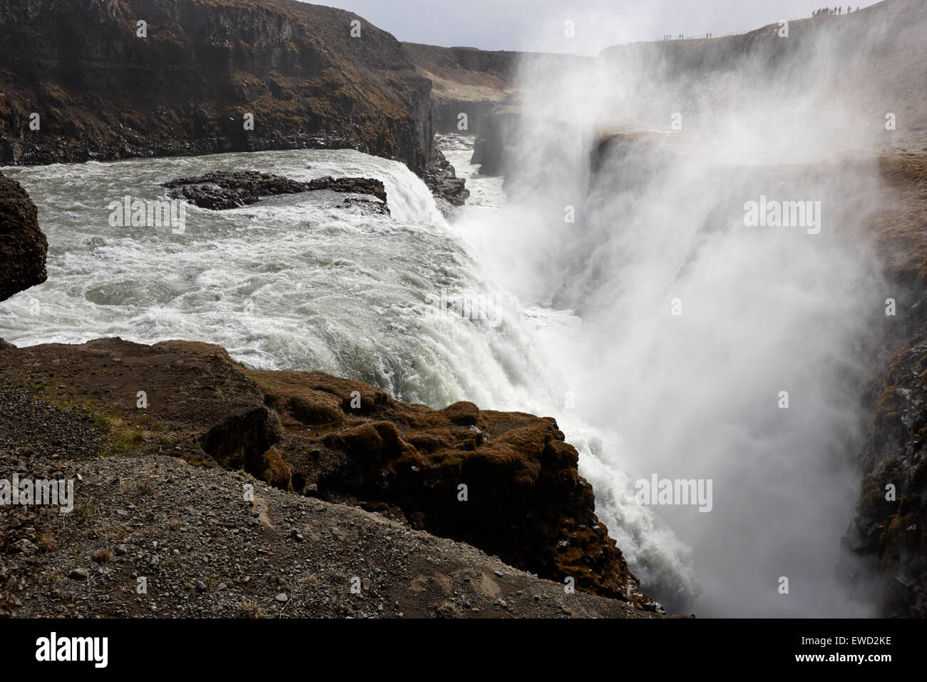 Cascada de Gullfoss volcándose en la grieta Islandia Foto de stock