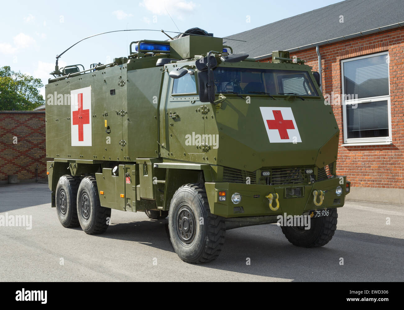 Mowag duro protegido vehículo táctico todo terreno en 6×6 configuración utilizada como una ambulancia militar del ejército danés. Foto de stock