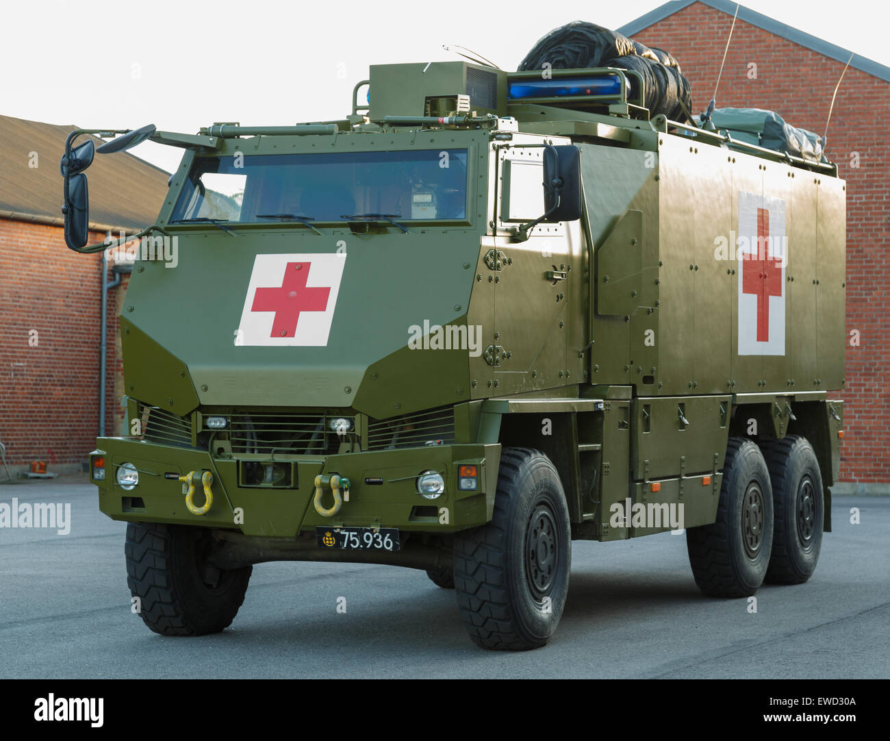 Mowag duro protegido vehículo táctico todo terreno en 6×6 configuración utilizada como una ambulancia militar del ejército danés. Foto de stock