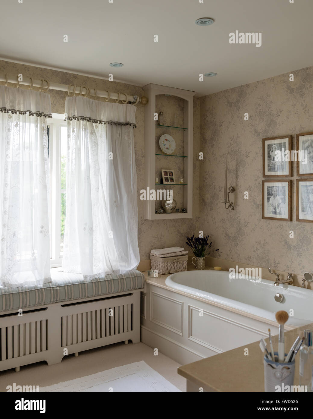 Papel tapiz Rosa gris descolorido por Kate forman en el baño con cortinas de Chelsea textiles Foto de stock