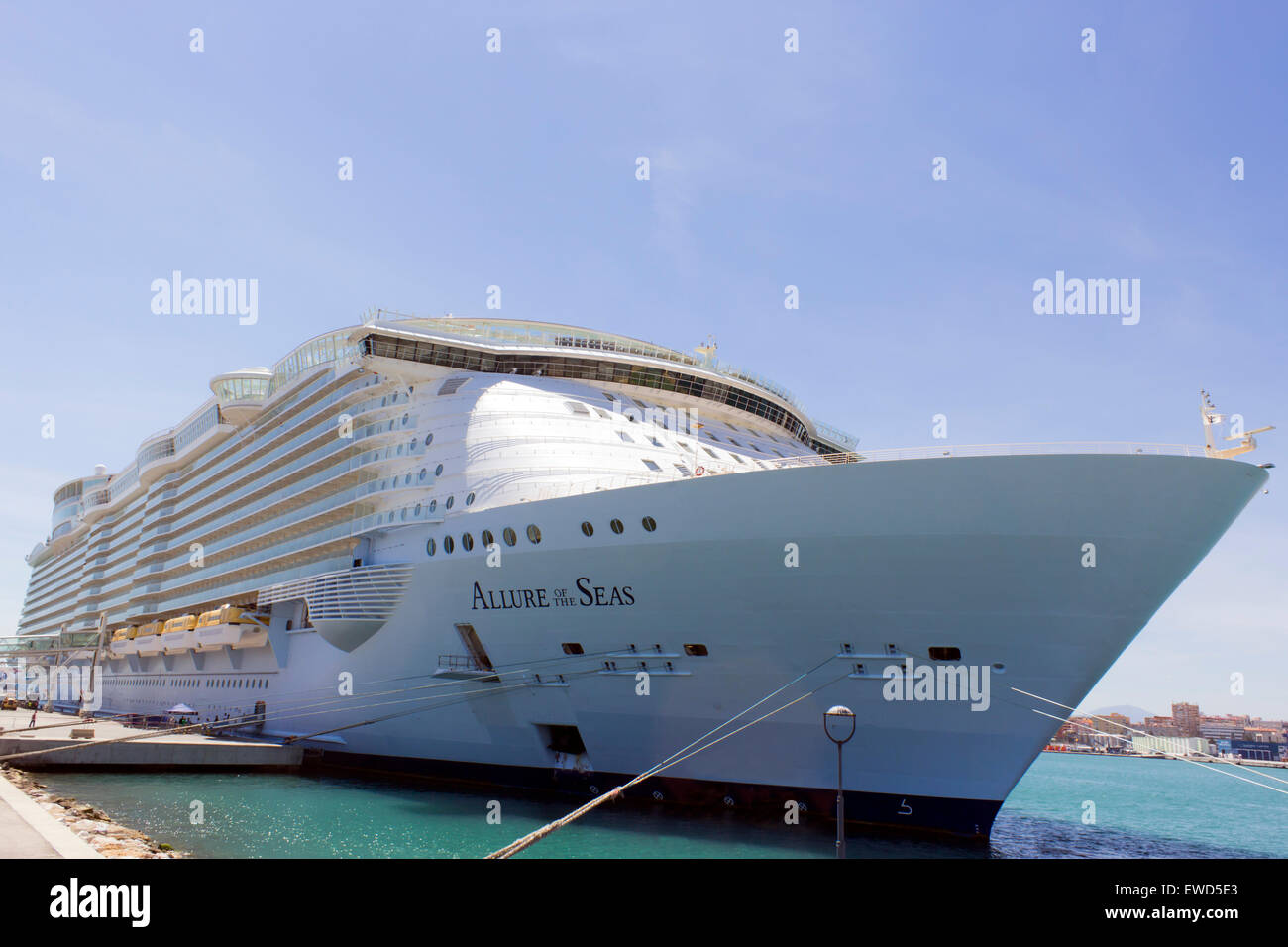 MS Allure of the Seas en el puerto de Málaga, España, 29 de abril de 2015. Foto de stock
