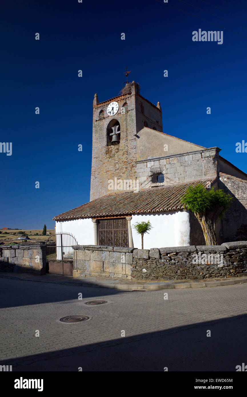 Iglesia de la aldea de Salvatierra de Tormes, Castilla y León, España Foto de stock