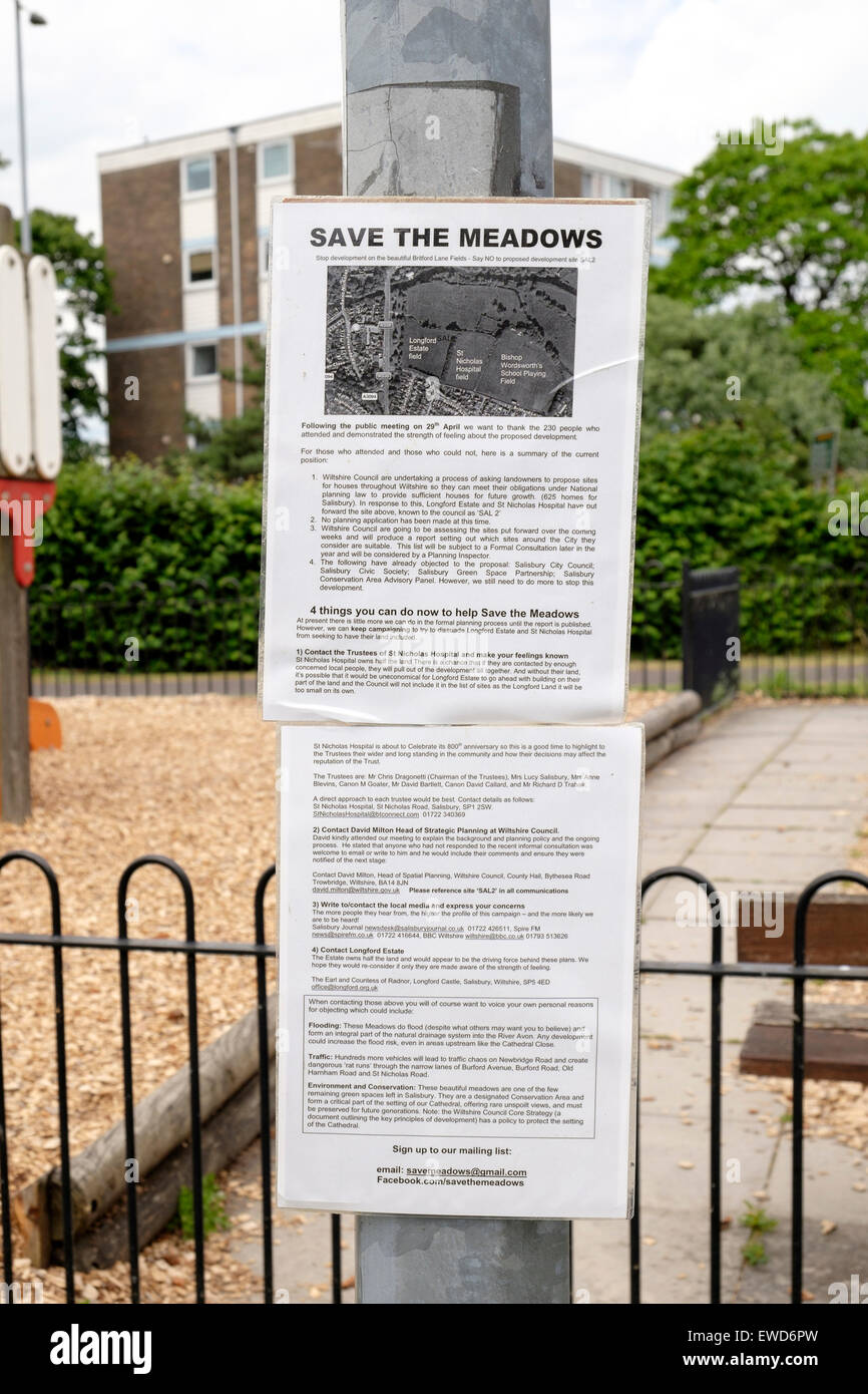 Volantes adjunta al poste de metal en el parque público de una campaña de publicidad para guardar los prados de desarrollarse Foto de stock