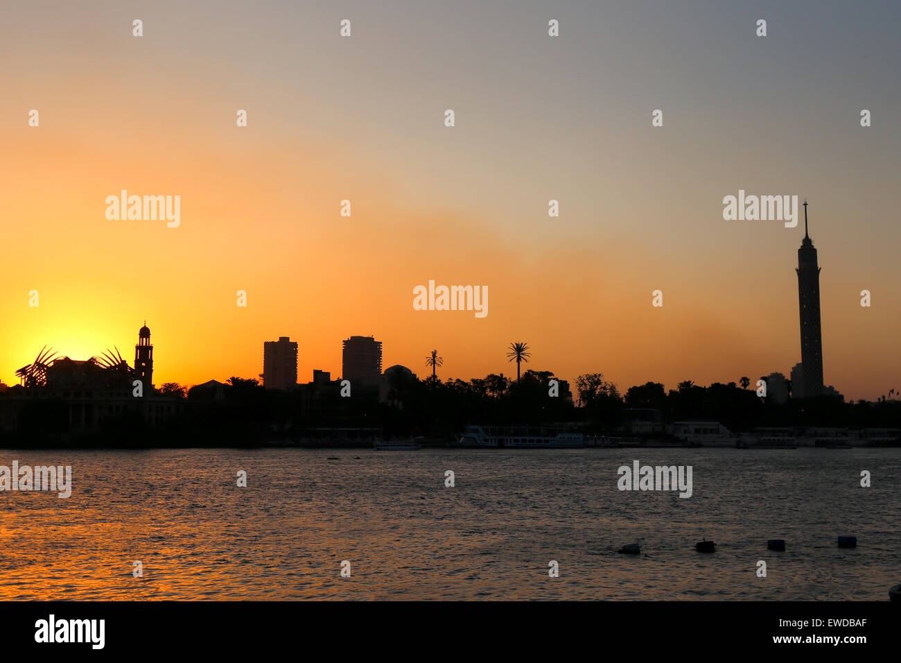 Puesta de sol sobre el río Nilo. Foto de stock