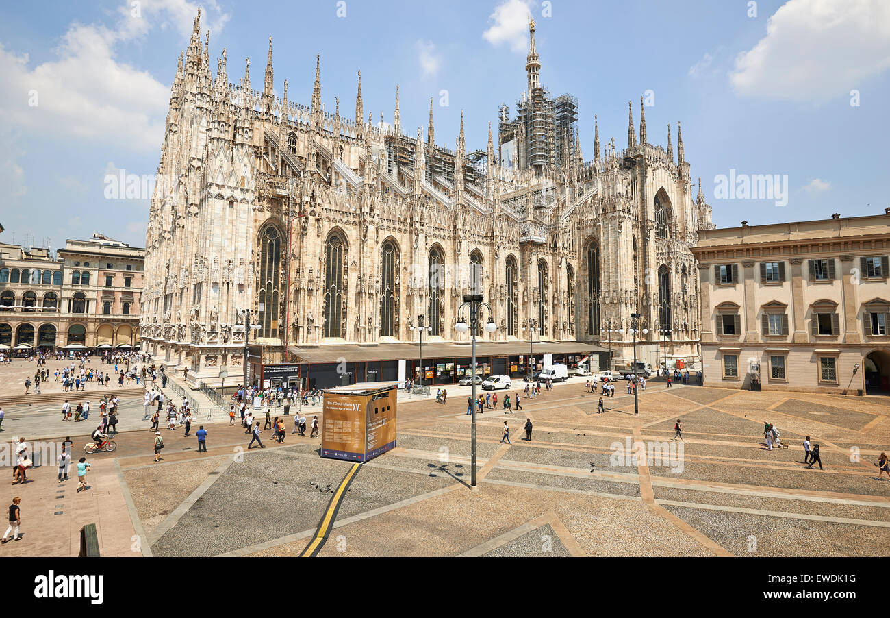 Milán, la Plaza de la Catedral (Piazza del Duomo), con la Catedral de renovación Foto de stock