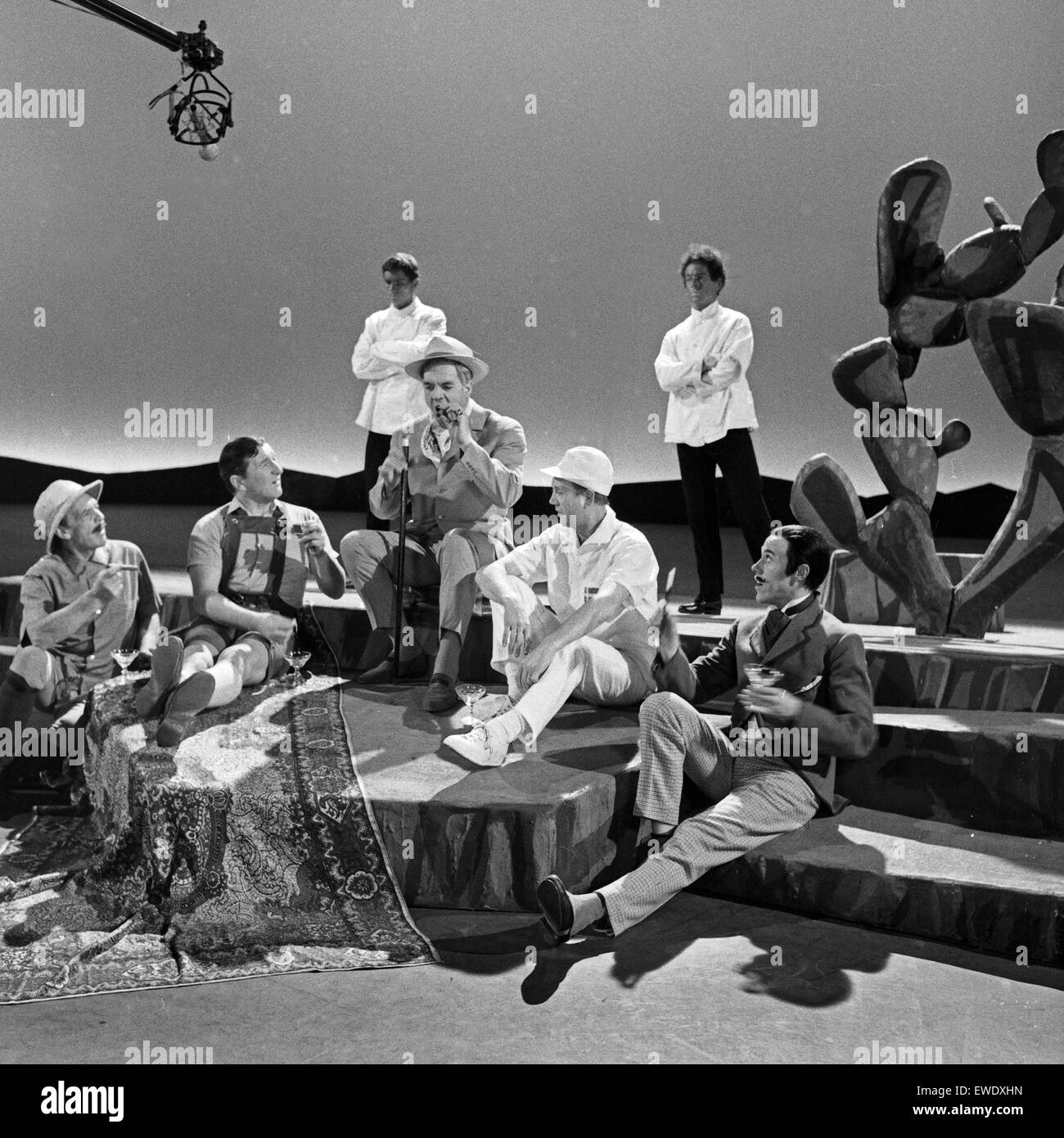 Norske Teatret probt für eine Vorstellung von 'Peer Gynt' am Deutschen Schauspielhaus de Hamburgo, Deutschland 1960er Jahre. Teatro noruego Norske Teatrer haciendo ensayos de 'Peer Gynt' en el Deutsches Schauspielhaus de Hamburgo, Alemania, 1960. Foto de stock
