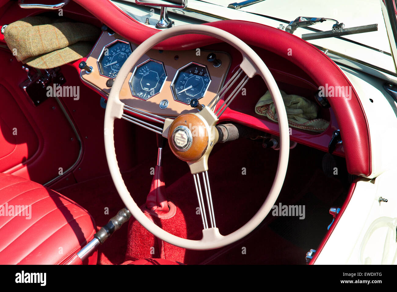 Detalle del volante y el interior el MG TF 1500 en inglés antiguo blanco  con interior de cuero rojo Fotografía de stock - Alamy