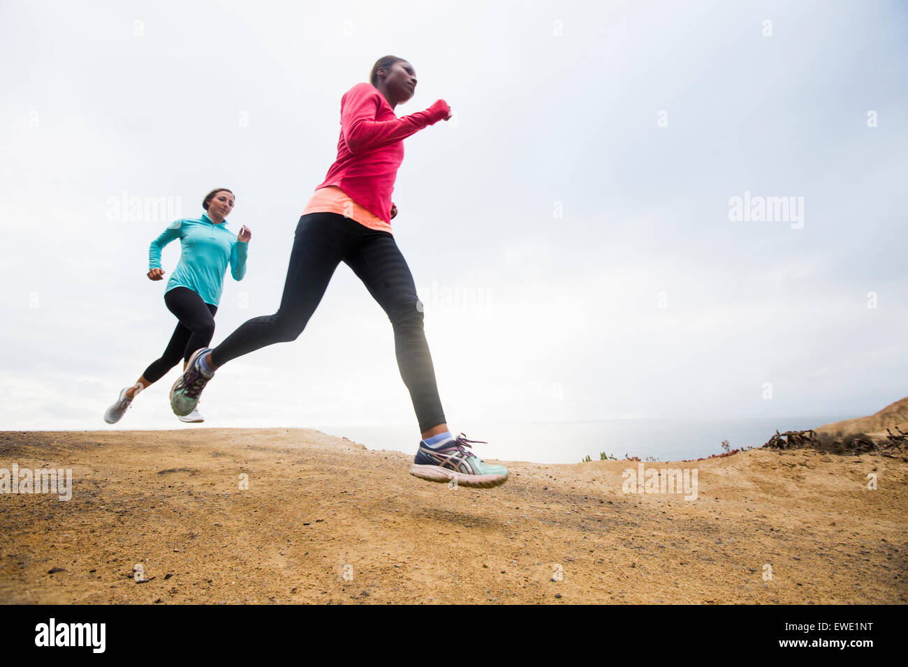 Dos mujeres a lo largo de la costa de jogging fitness Foto de stock