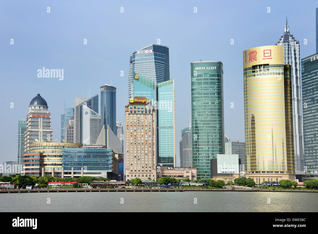 Ciudad de Pudong de Shanghai Oriental Pearl TV Tower, la torre Jin Mao, el World Financial Center, el río Huangpu, China Foto de stock
