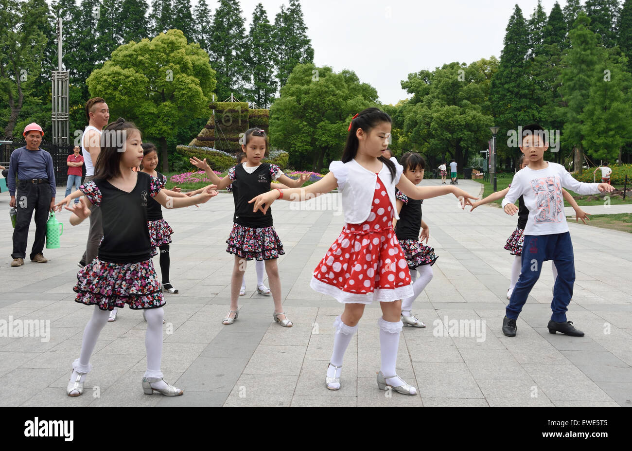Las niñas de la clase de baile El Jardín Botánico de Shanghai China Distrito Xuhui Foto de stock