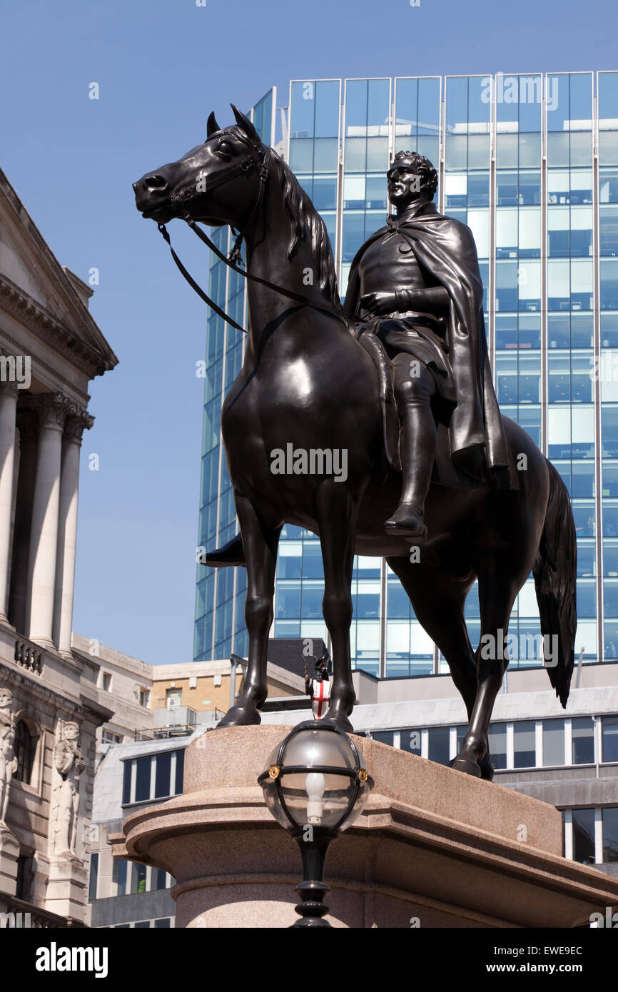 Estatua Ecuestre de bronce de Arthur Wellesley, primer duque de Wellington, el Royal Exchange en la ciudad de Londres. Foto de stock