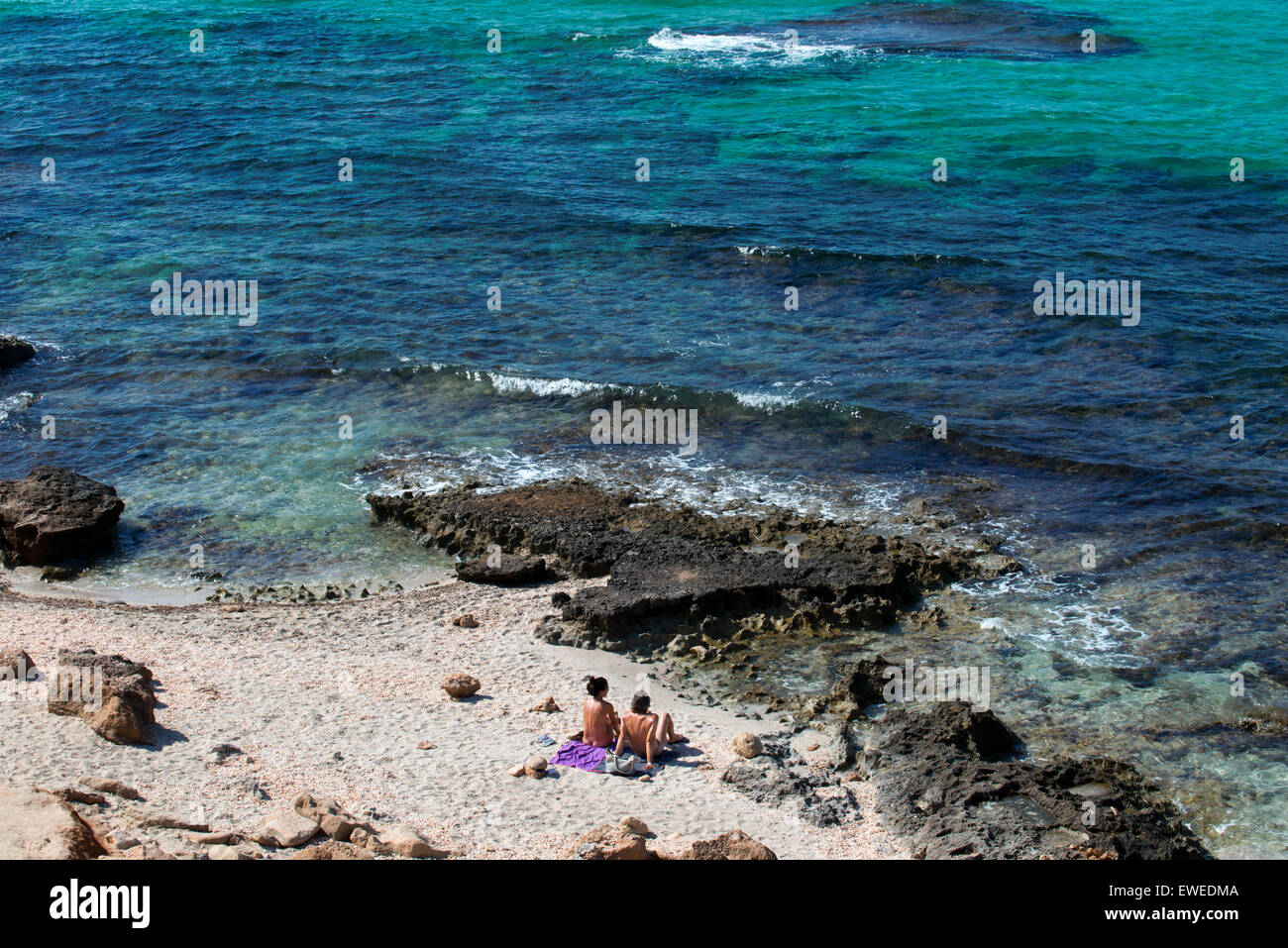 Pareja desnuda de Es Caló des Mort, playa de Migjorn, Formentera, Islas  Baleares, España. Los veraneantes, turistas, Es Caló des Mort Fotografía de  stock - Alamy
