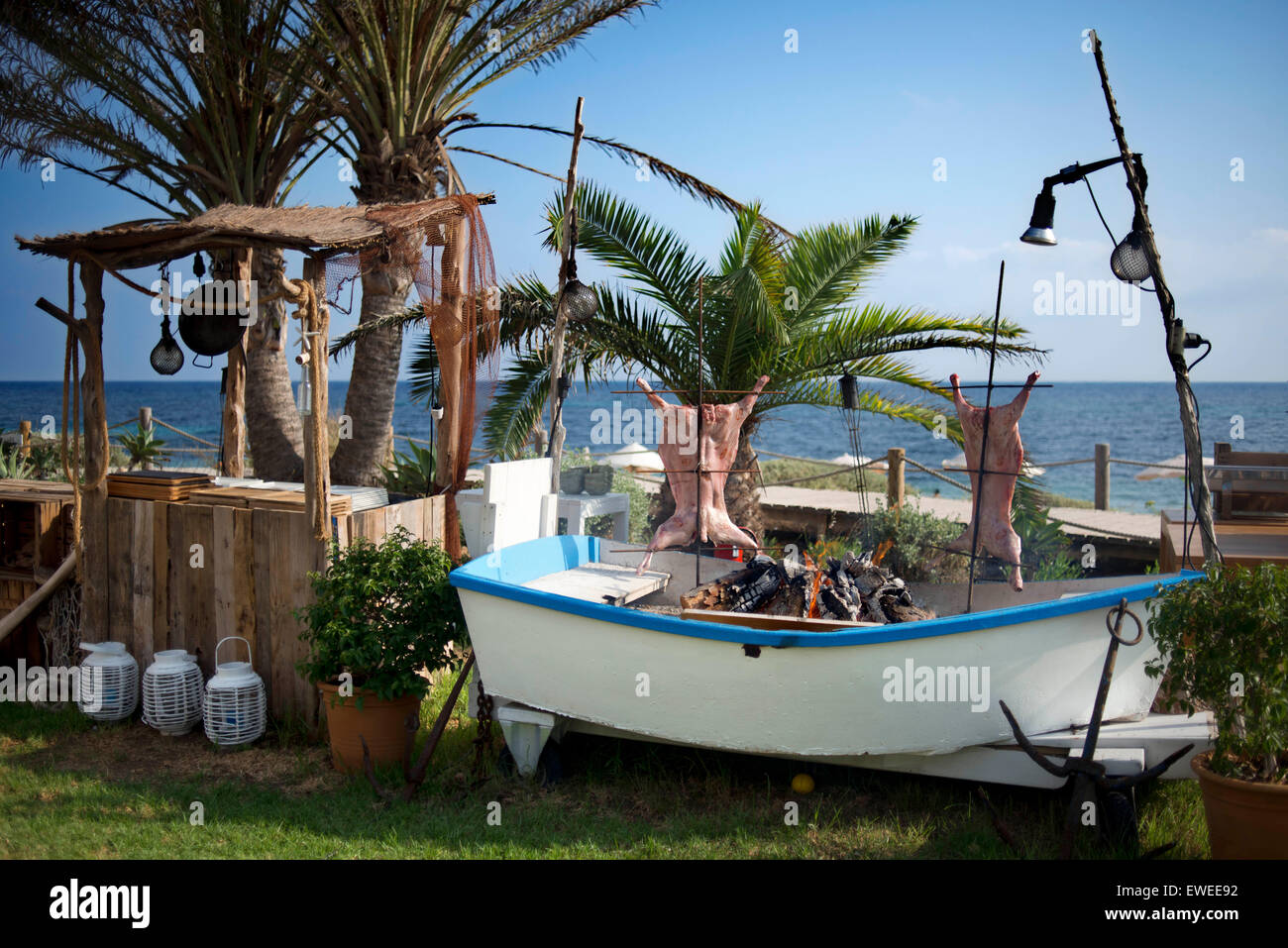 Gecko Hotel con encanto, boutique y de lujo, playa de Migjorn, isla de Formentera, Islas Baleares, España, Europa. Cocinar buena comida en el jardín Foto de stock