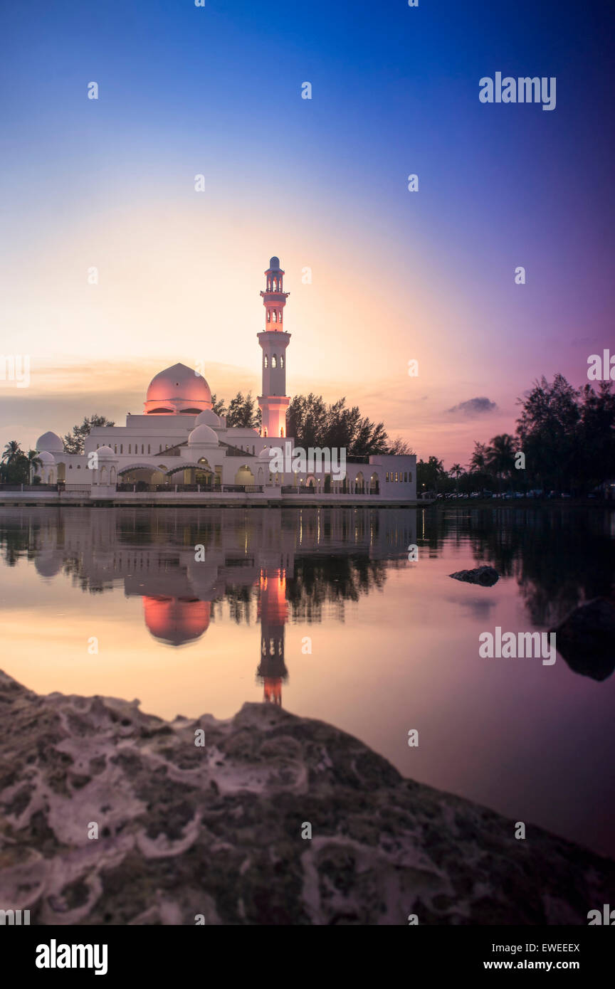 Hermosa Mezquita en Glorius atardecer en Terengganu, Malasia Foto de stock