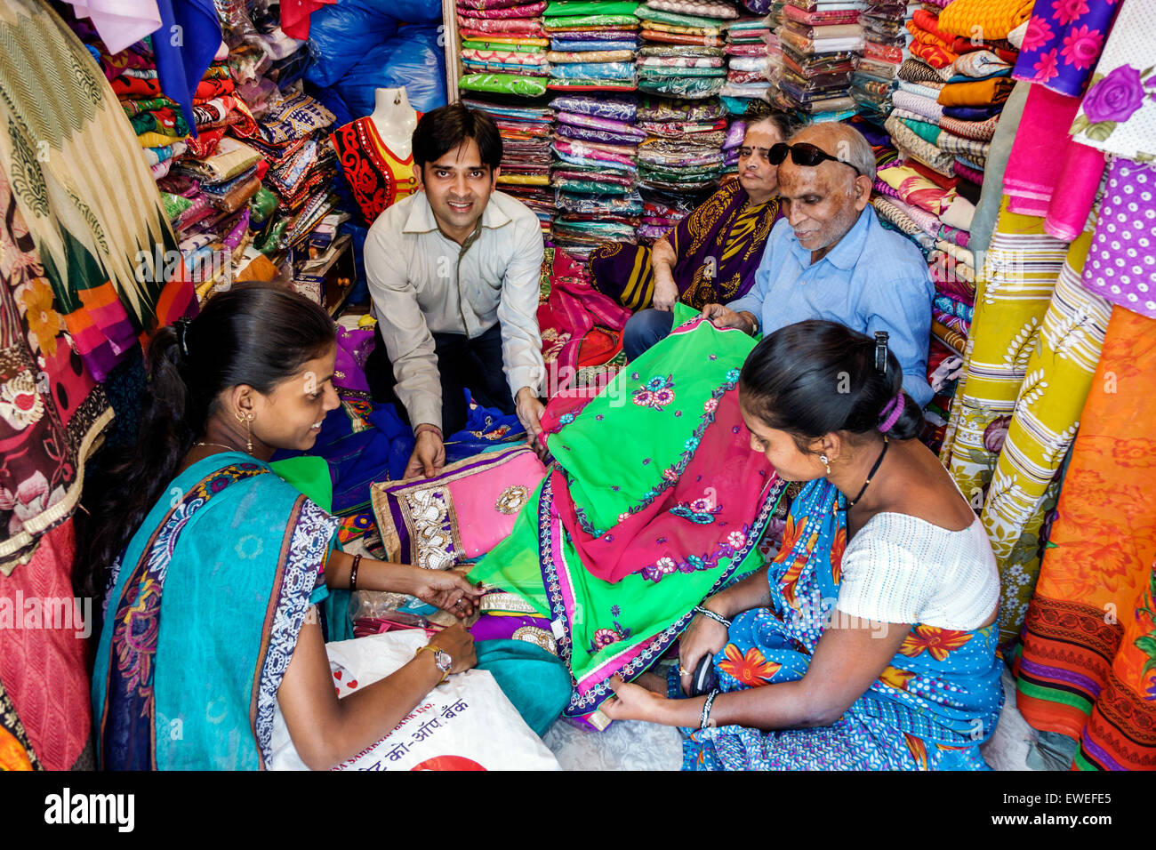 Mumbai India,Tardeo,Jehangir Boman Behram Road,Krishna Collection,tienda de  ropa,tela,sari,sari,llevar,hombre hombres,gerente,vendedor,mujer mujer  mujer mujer wom Fotografía de stock - Alamy