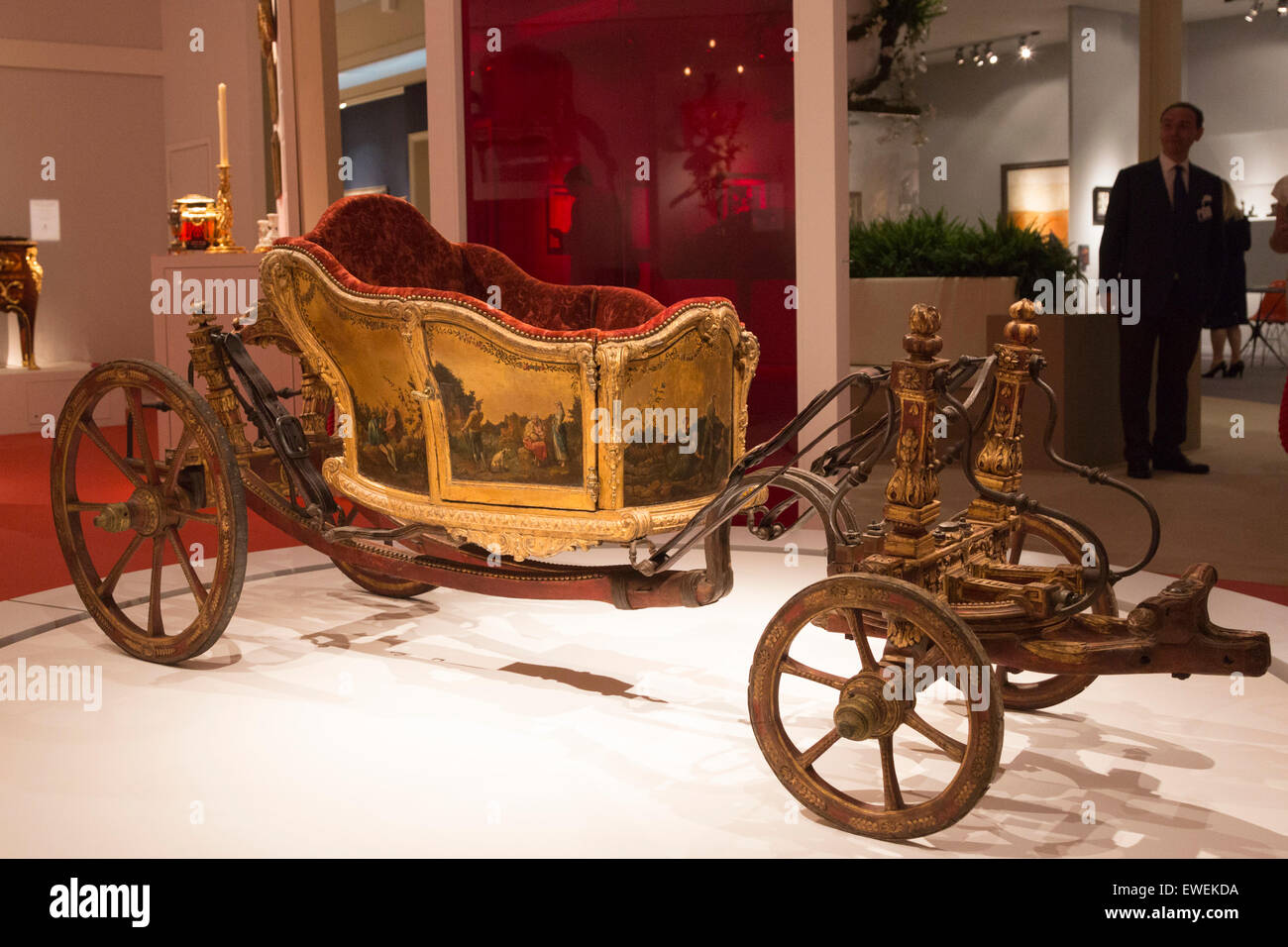 Un pequeño carro de antigüedades en el stand de Kraemer, galería de París. Pulse vista preliminar de la obra maestra de 2015 feria de arte en la exposición de motivos de la Royal Hospital Chelsea. La feria está abierta al público del 25 de junio al 1 de julio de 2015. Foto de stock