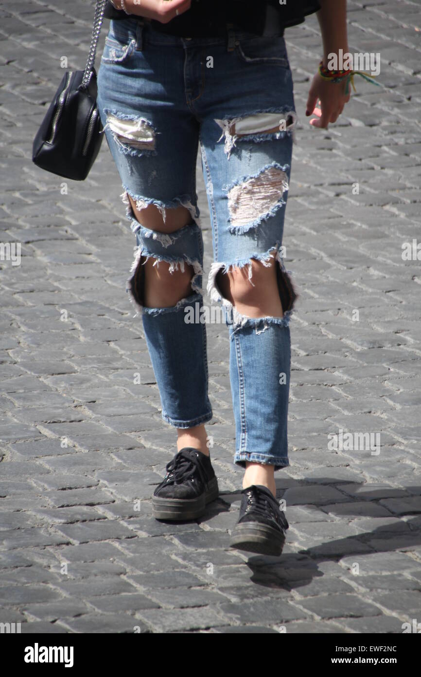 Joven mujer vistiendo pantalones pantalones vaqueros rasgados en Roma  Italia Fotografía de stock - Alamy