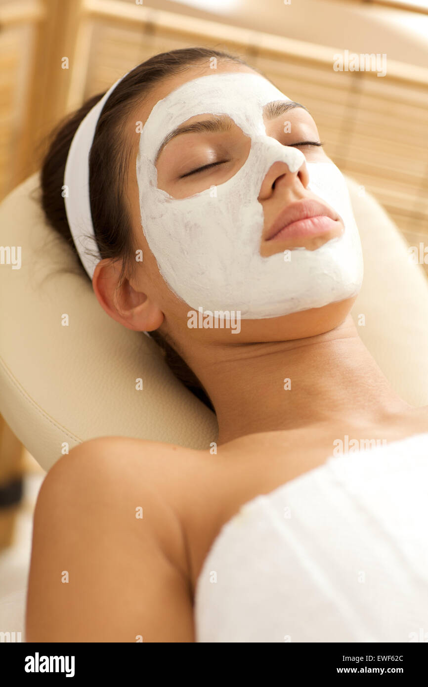 Close-up de joven mujer vistiendo máscara facial Foto de stock