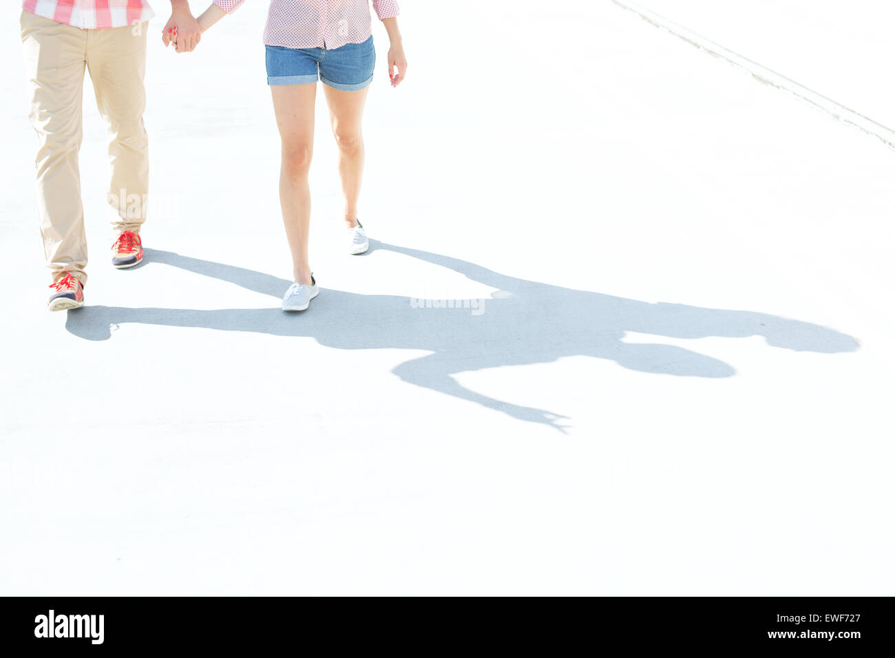 Bajo la sección de pareja caminando en la calle Foto de stock