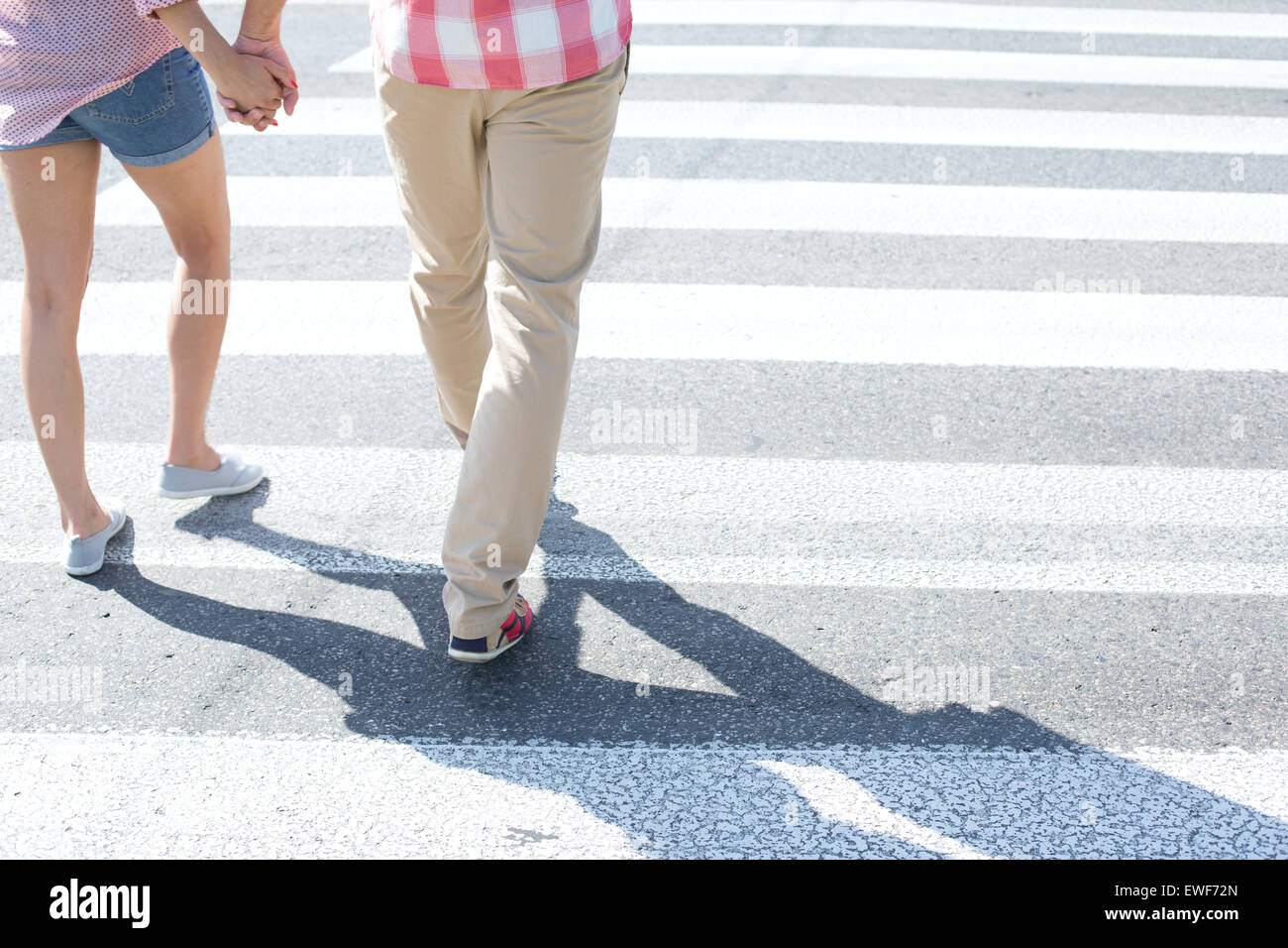 Bajo la sección de pareja caminando en el cruce peatonal Foto de stock