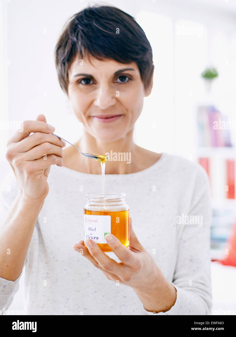 Mujer la ingestión de miel Foto de stock