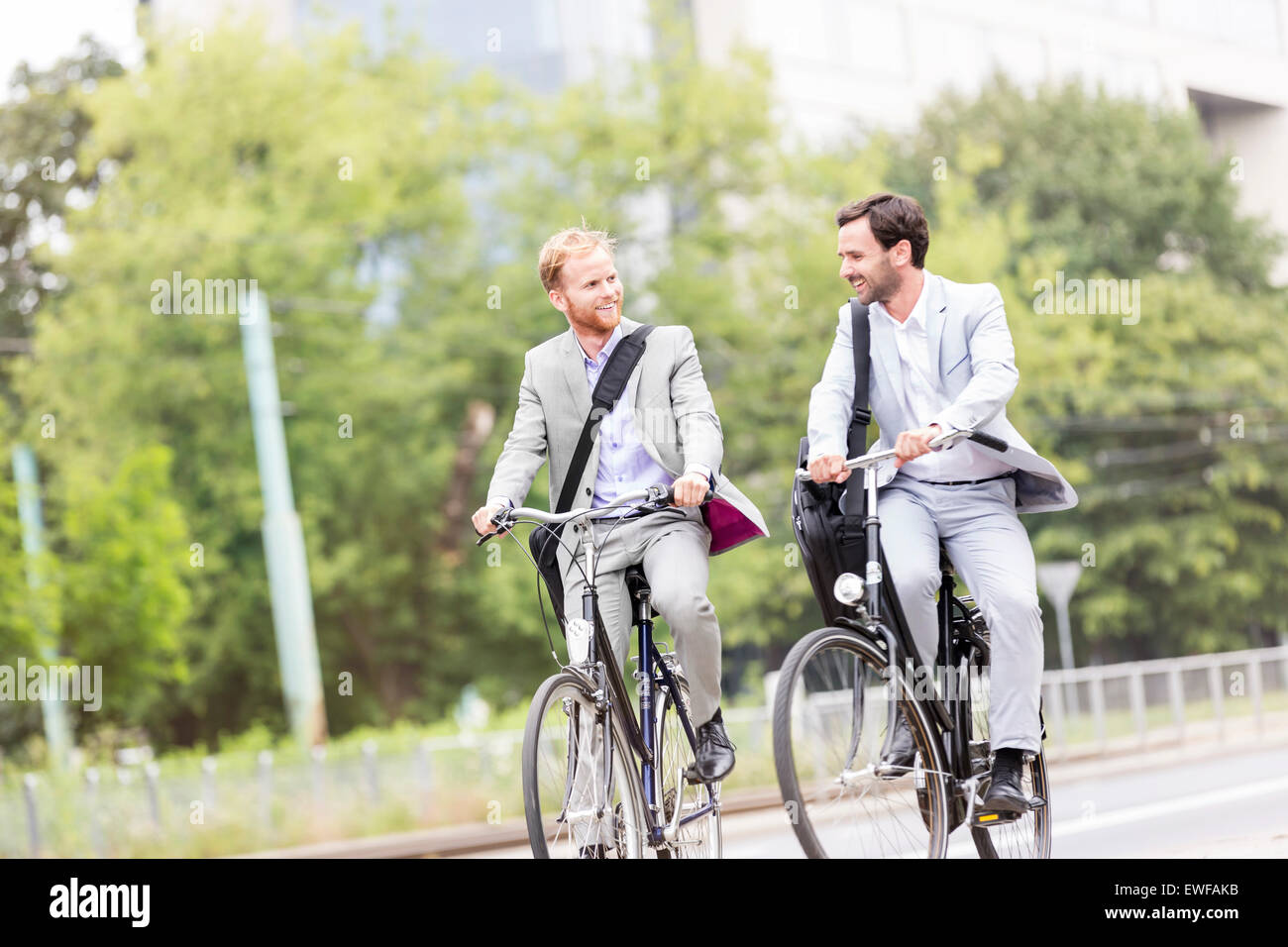 Los empresarios hablando mientras el ciclismo al aire libre Foto de stock