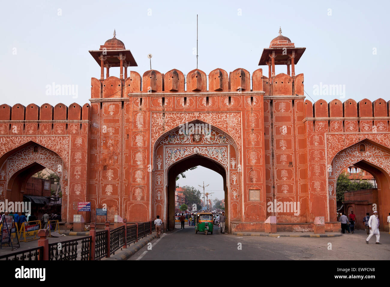 La puerta de la ciudad a la ciudad rosada, Jaipur, Rajasthan, India Foto de stock