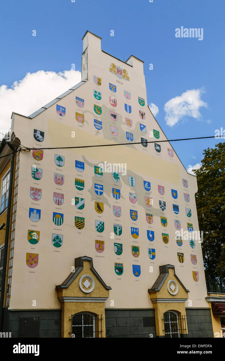 Construcción de cuarteles de Jacob mostrando escudos de armas para las parroquias, Tornu letón iela (calle), Vecriga (casco antiguo) de Riga Riga, Letonia. Foto de stock