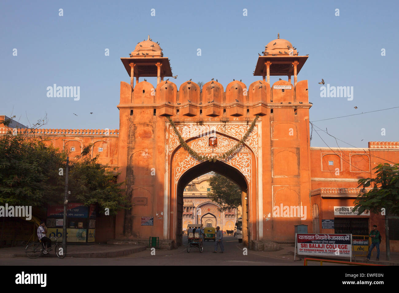 La puerta de la ciudad a la ciudad rosa y el palacio de la ciudad, Jaipur, Rajasthan, India, Asia Foto de stock
