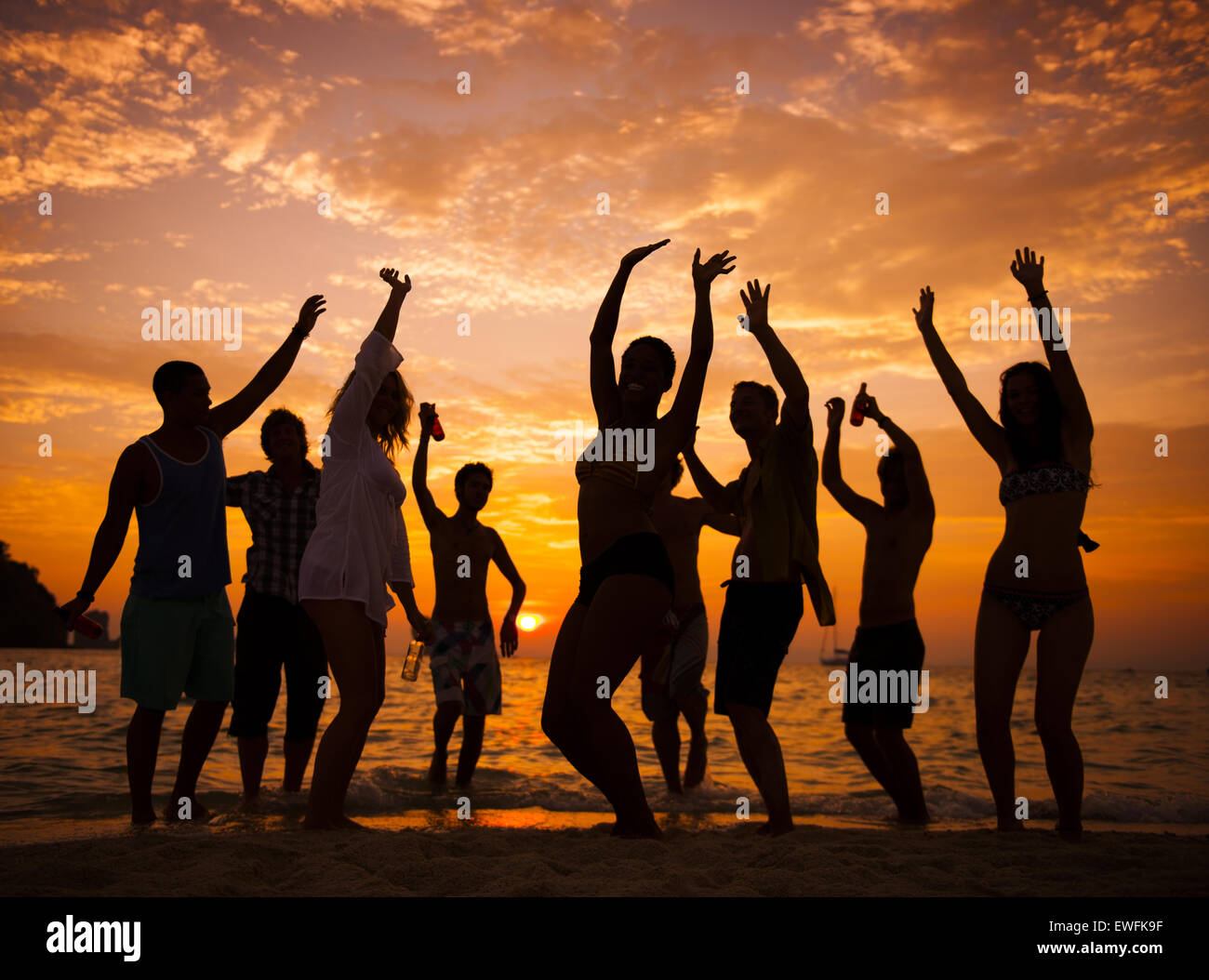 Grupo de personas fiesta en la playa Fotografía de stock Alamy Grupo de personas fiesta en la playa Fotografía de stock Alamy