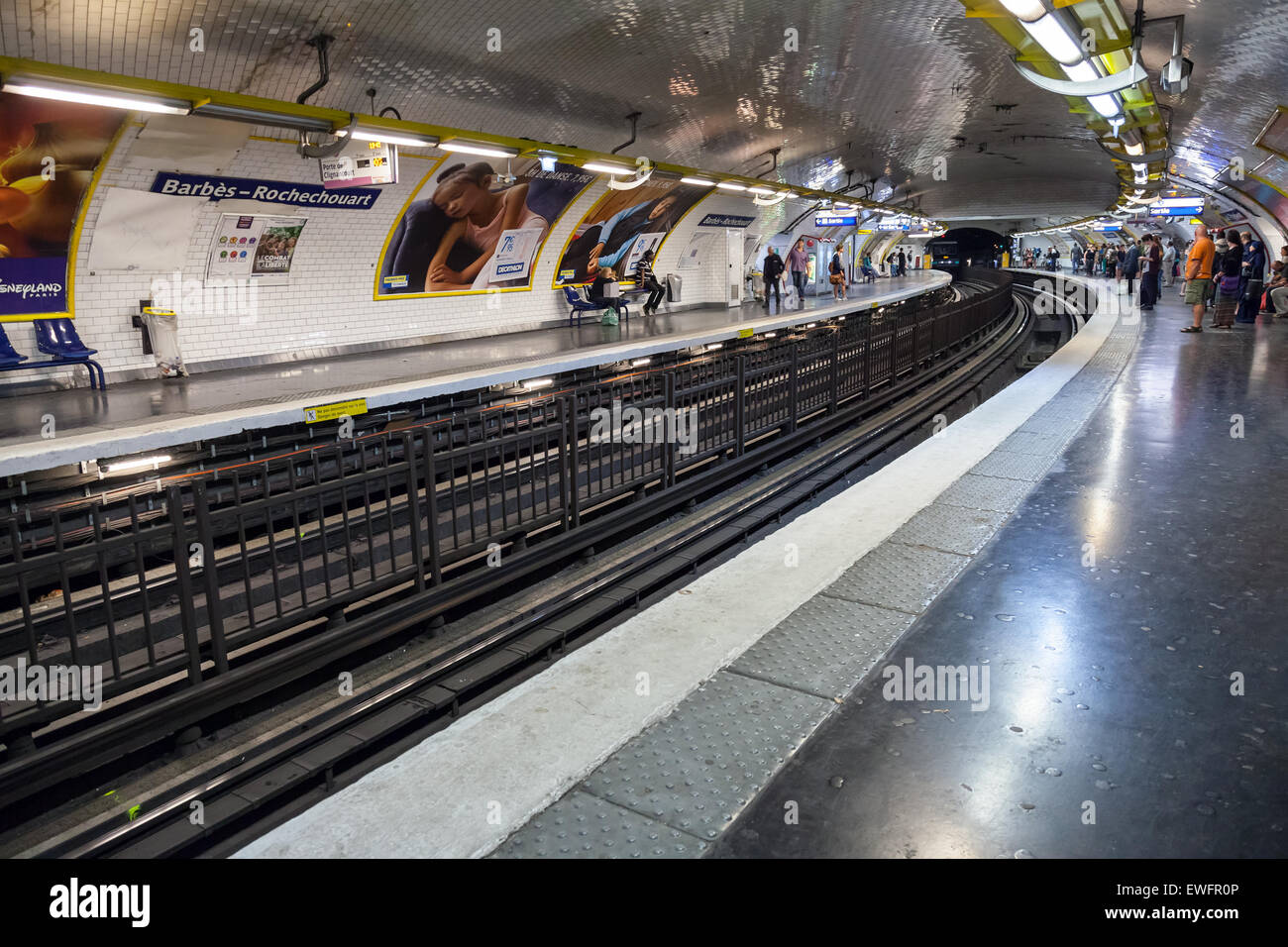 París, Francia - El 9 de agosto, 2014: Barbès-Rochechouart. La estación de metro parisino con pasajeros Foto de stock