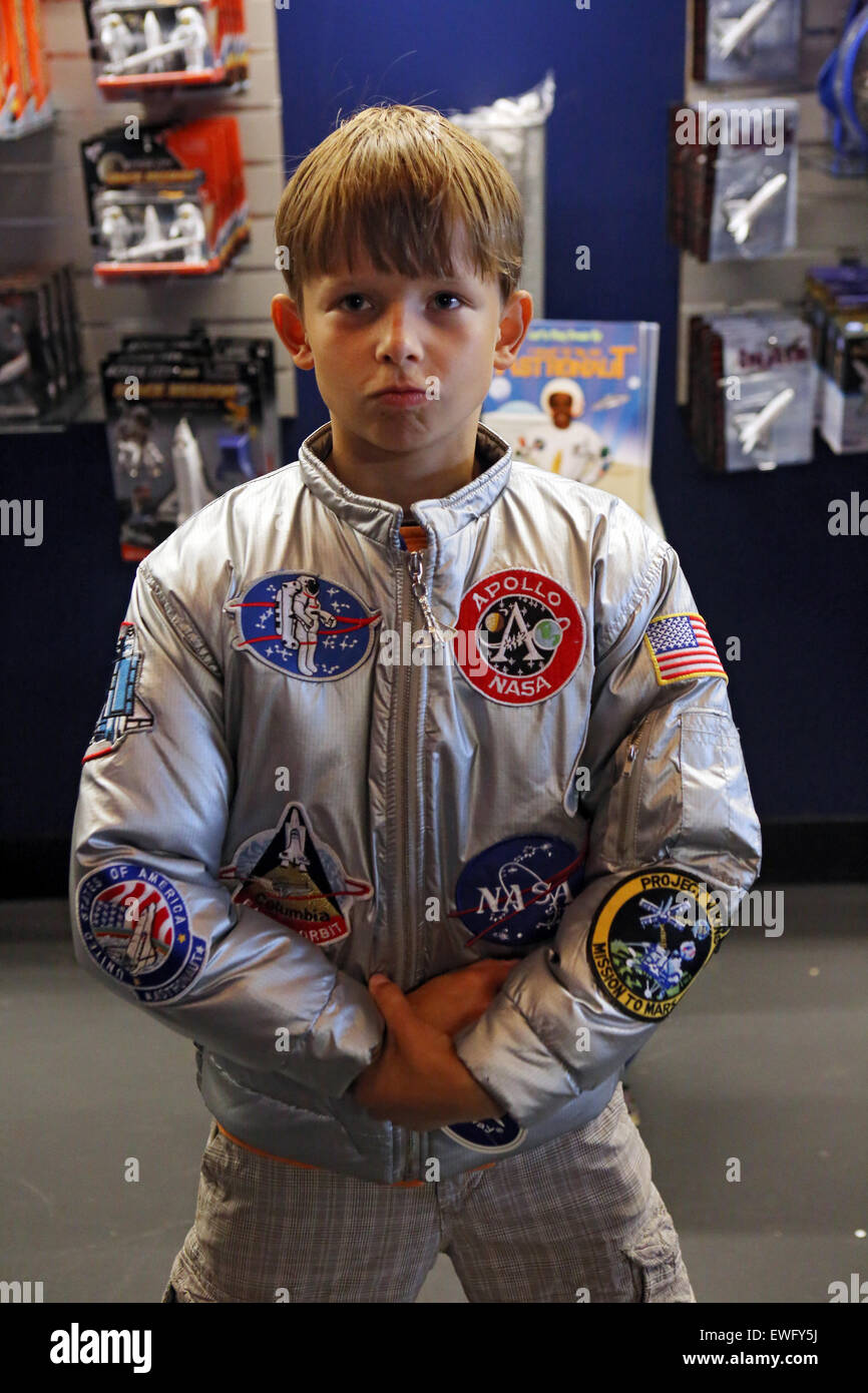 Merritt Islandia, ESTADOS UNIDOS, boy posando orgullosamente con una chaqueta  NASA Fotografía de stock - Alamy