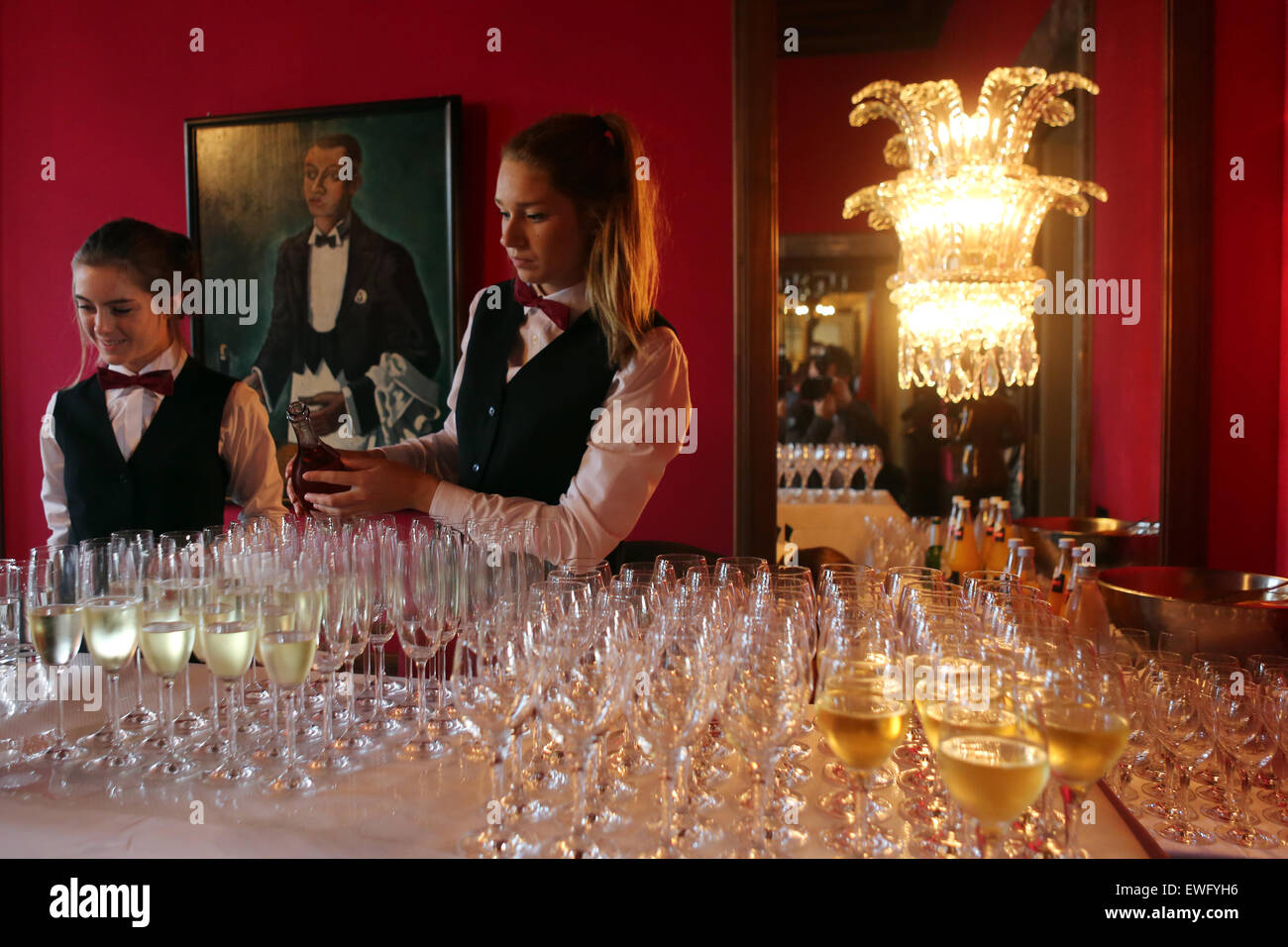 Berlín, Alemania Servicekraefte dar un vino espumoso Foto de stock