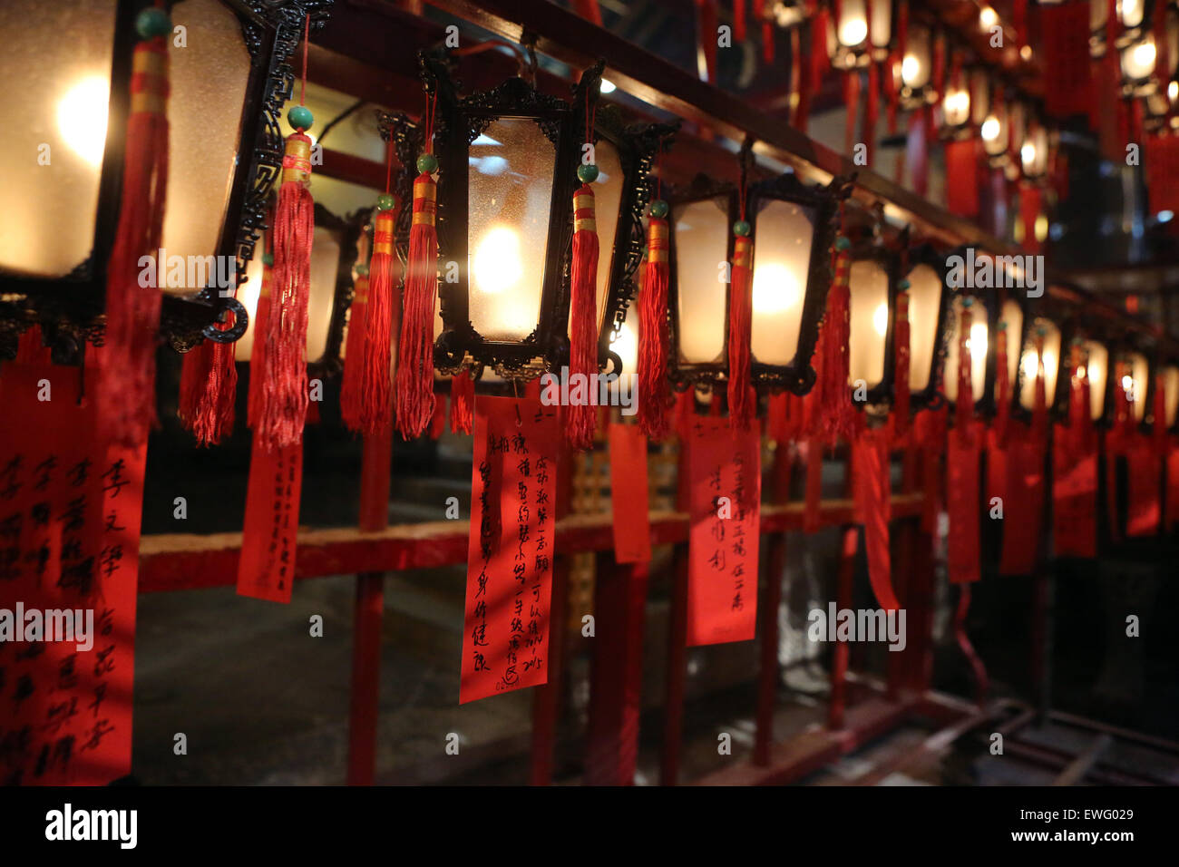 Hong Kong, China, lámparas con notas manuscritas en el templo de Man Mo Foto de stock