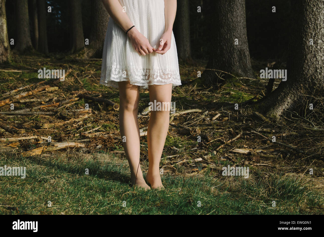 Mujeres en vestido blanco en pasto permanente Foto de stock