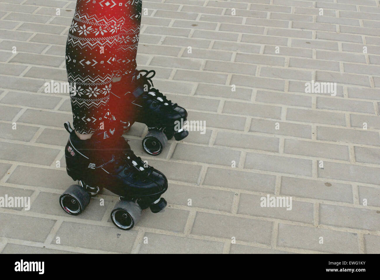 Persona vistiendo negro Patines y Leggings estampadas Foto de stock