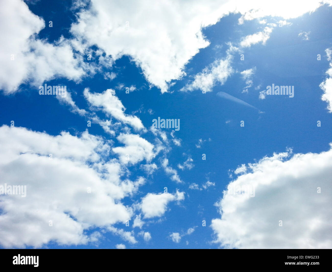Cielo azul con nubes blancas hinchados Foto de stock