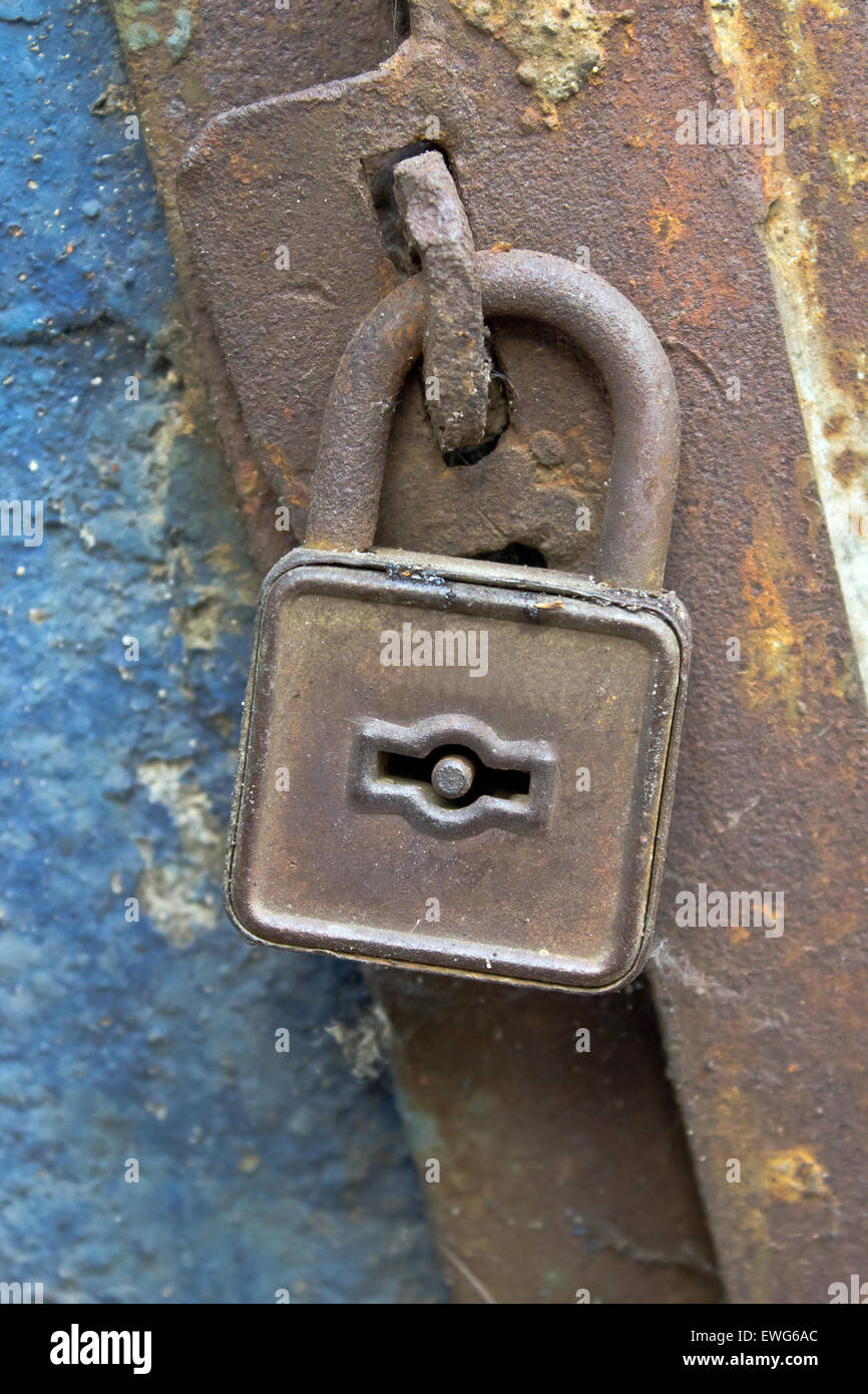 Candado en Antigua puerta metálica oxidada Foto de stock