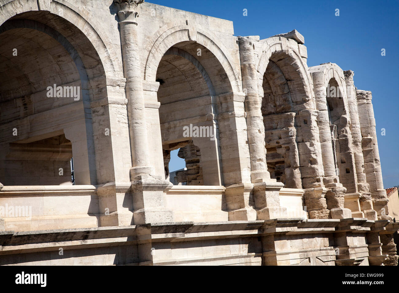 La fachada de la arena romana en Arles, Francia. Foto de stock